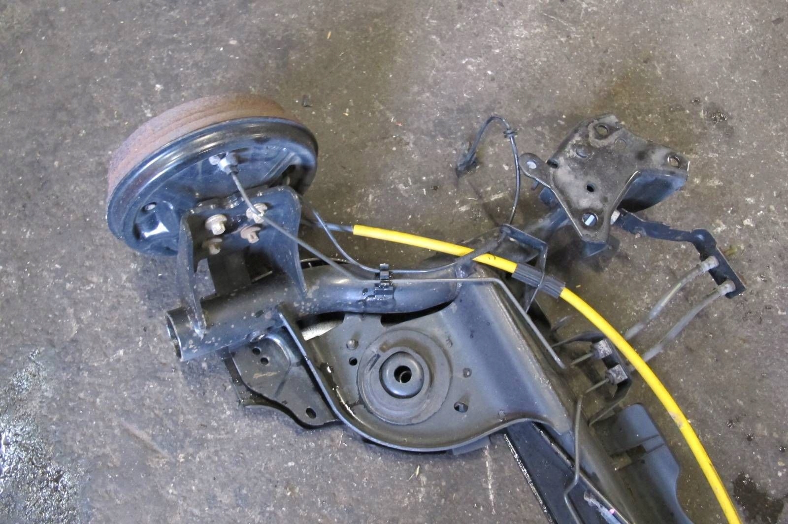 RENAULT CLIO IV 4 BELKA OŚ OŚKA ZAWIESZENIA TYŁ TYLNA GŁ Typ samochodu Samochody osobowe