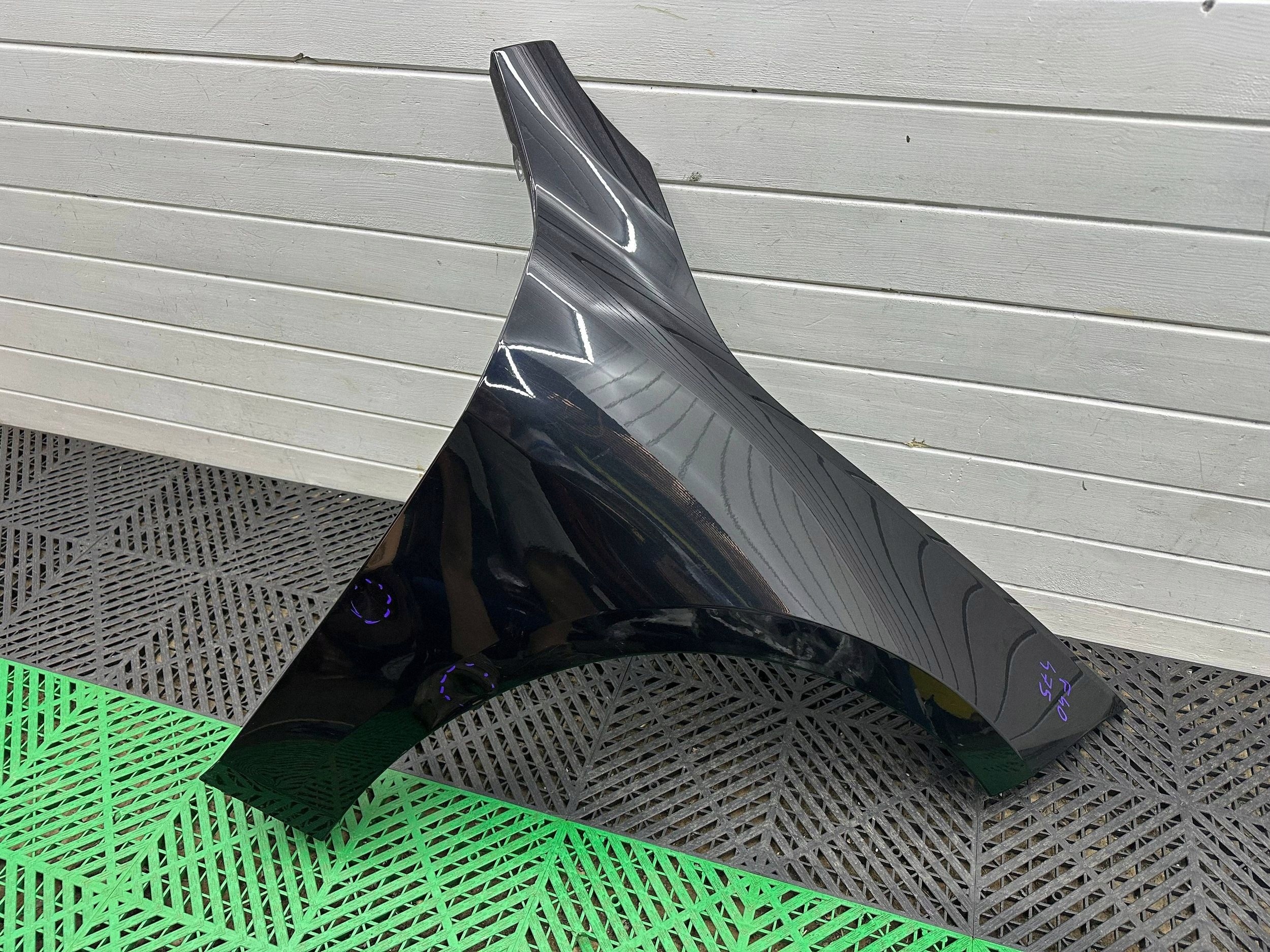 fender front side right BMW 1 F40 colour 475