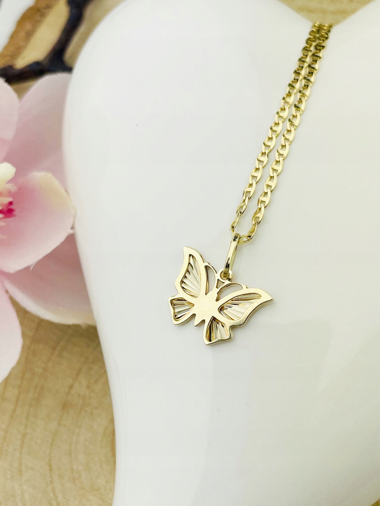 Zlatý přívěsek s motýlkem, frézovaný