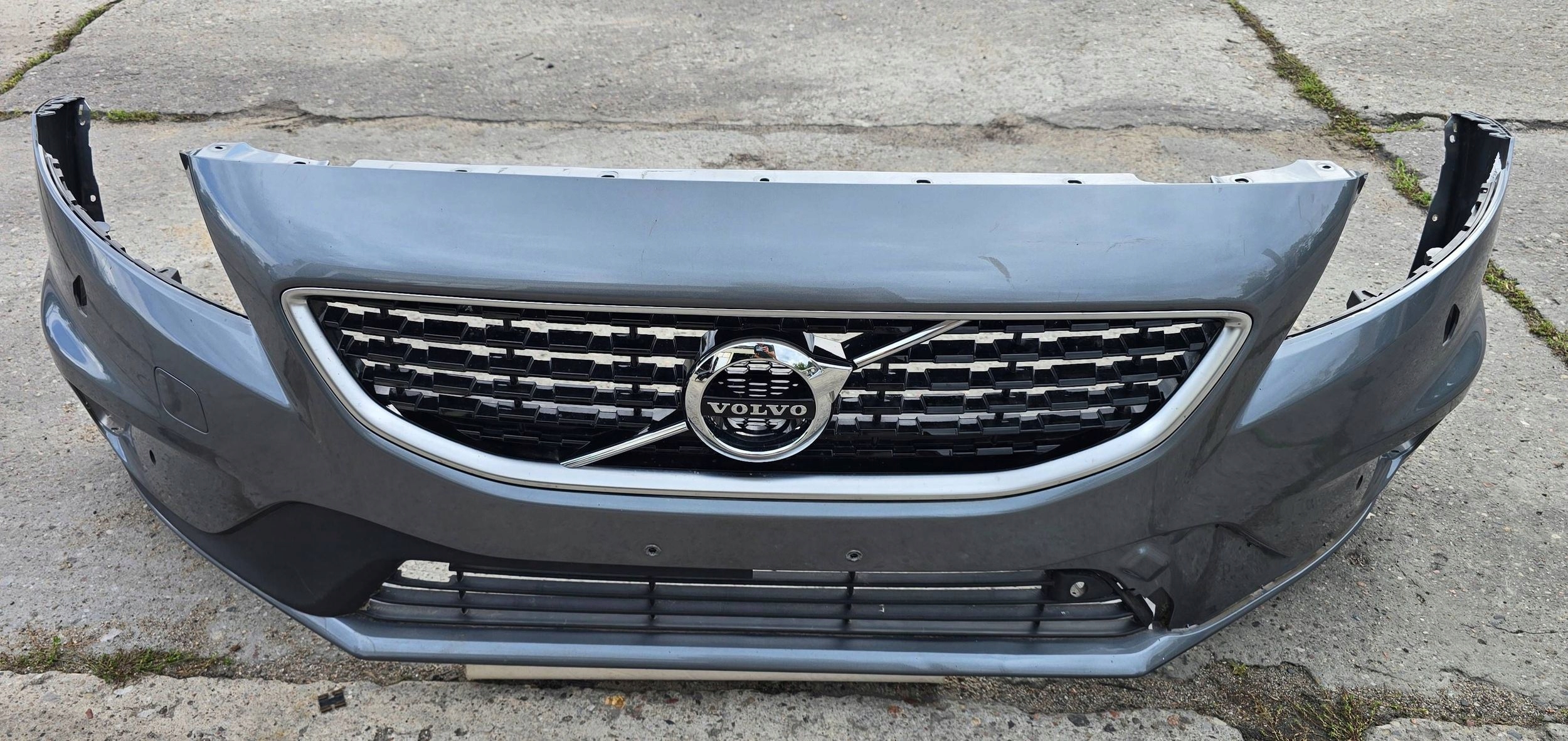 Volvo V40 predok nárazník predný