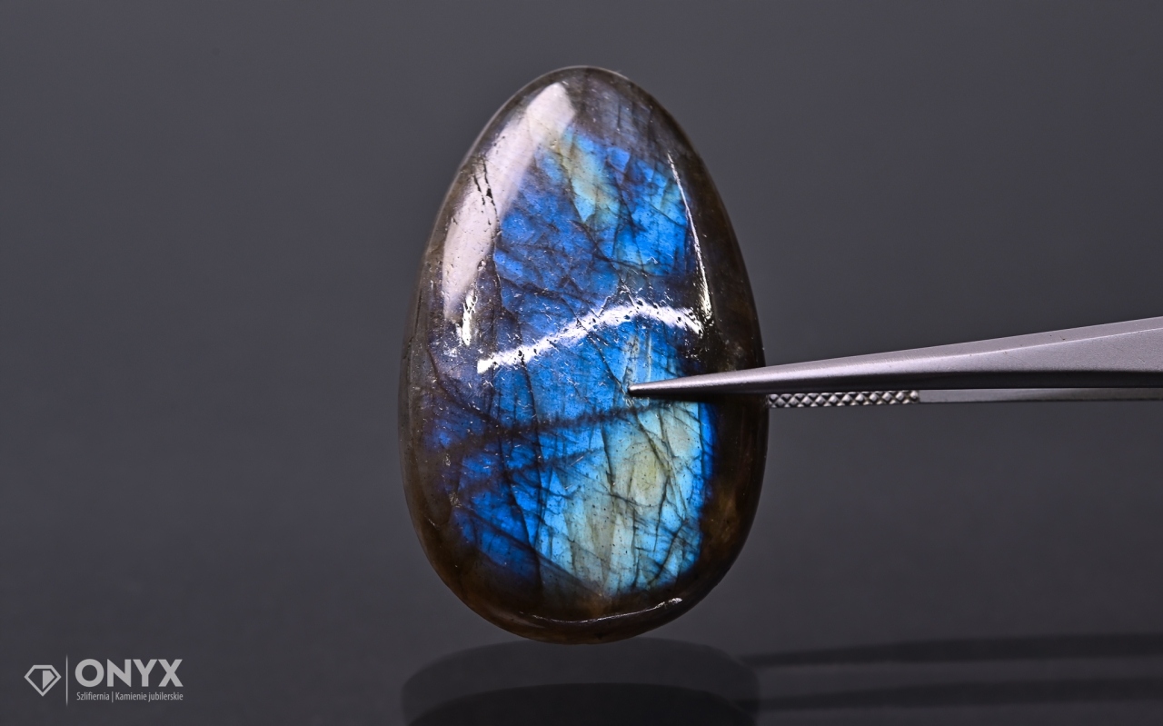 Labradorit kabošon nepravidelný 36x23,5 mm