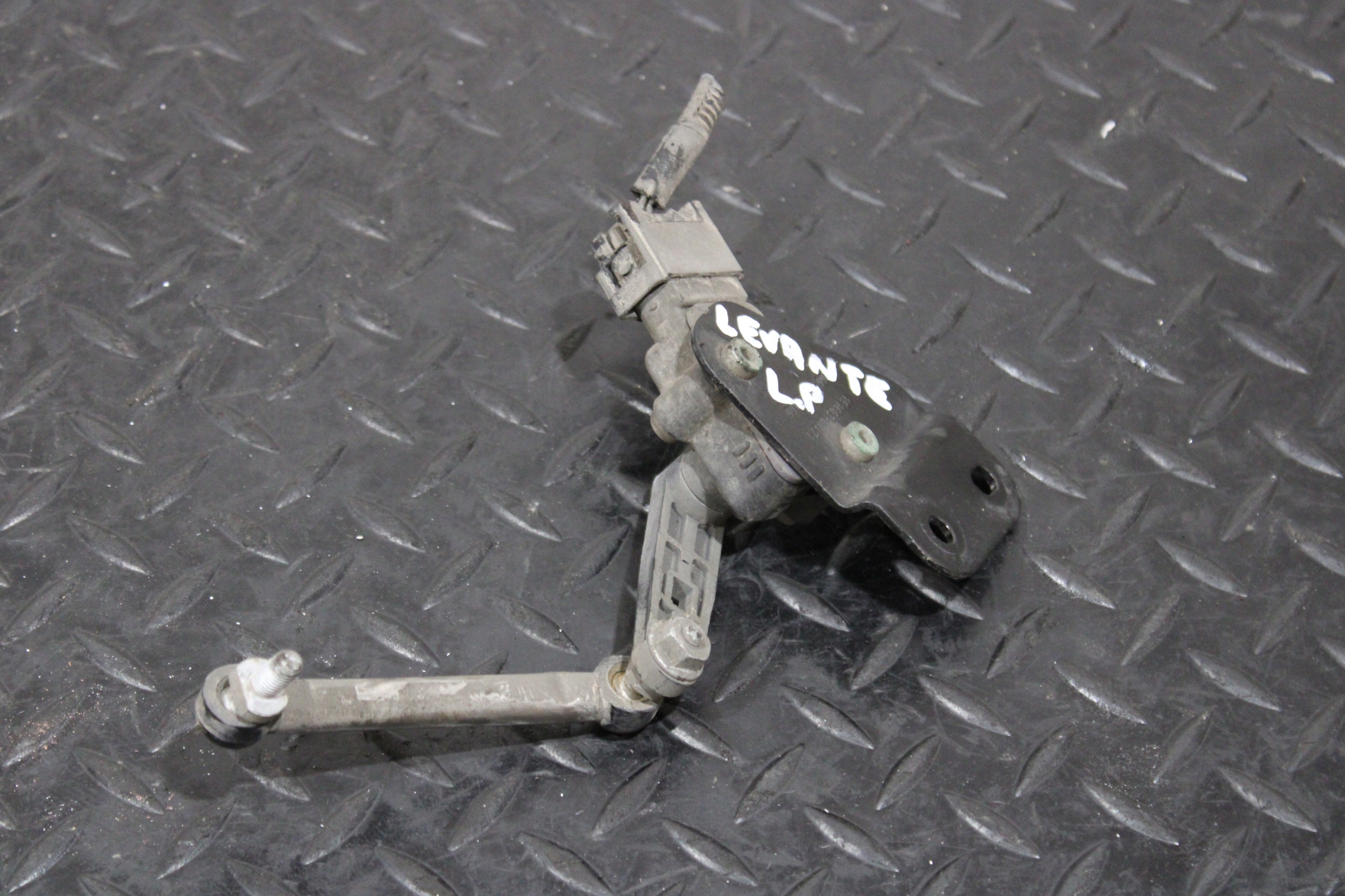 sensor POZIOMOWANIA left front MASERATI LEVANTE M161 670037525