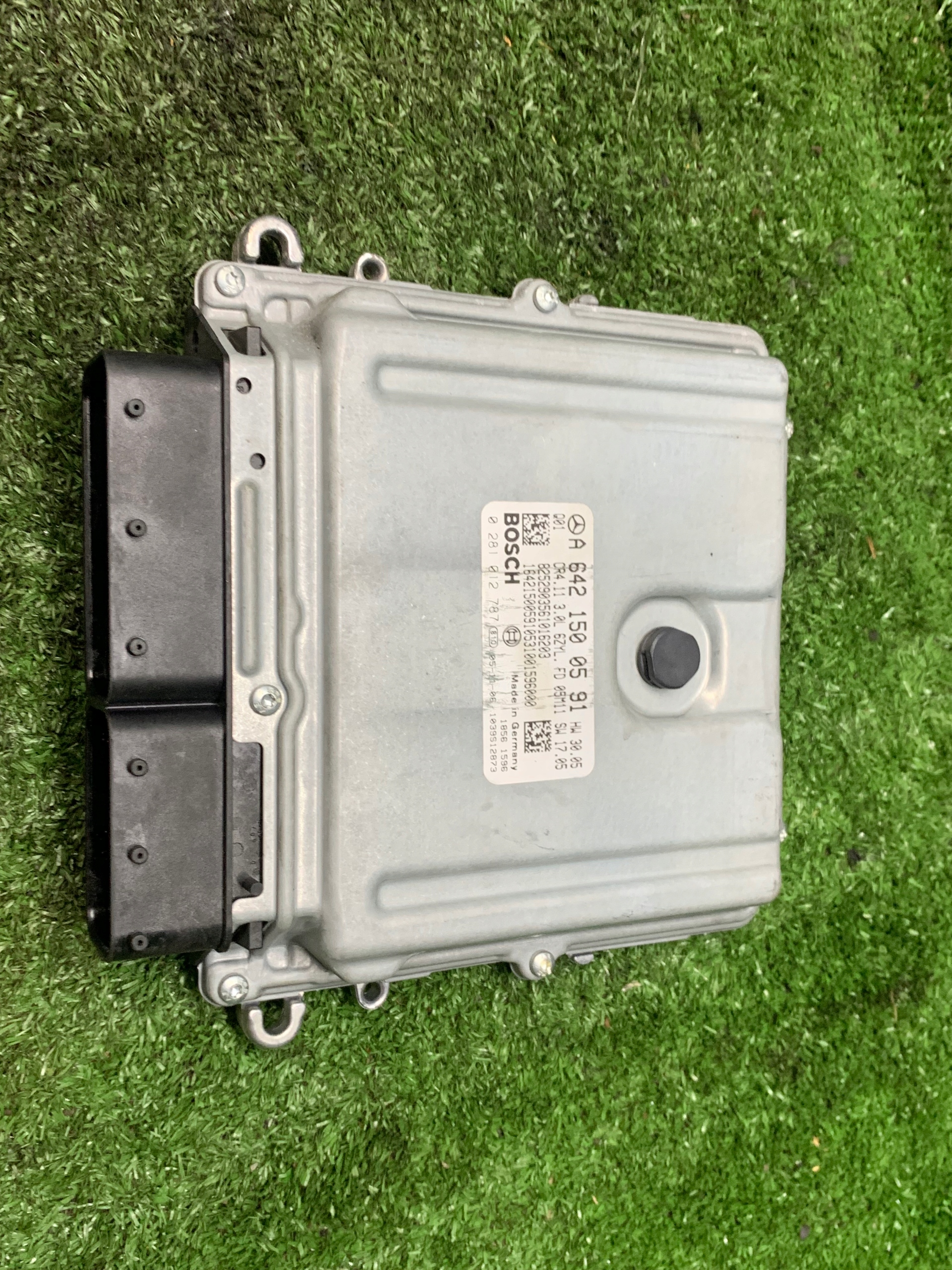 Mercedes E W211 KOMPUTER SILNIKA A6421500591