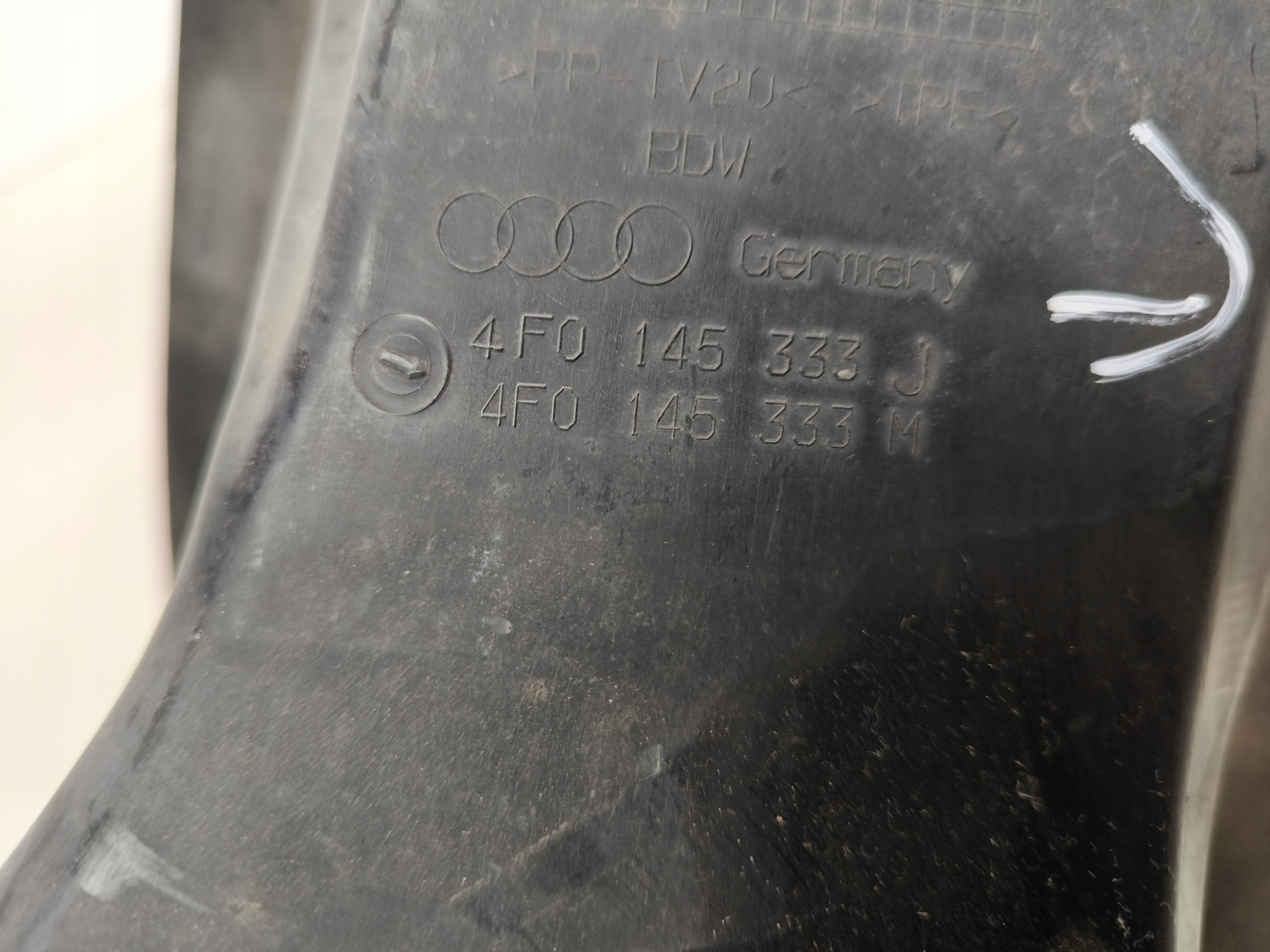 air duct air line left AUDI A6 C6 4F0145333M damaged !