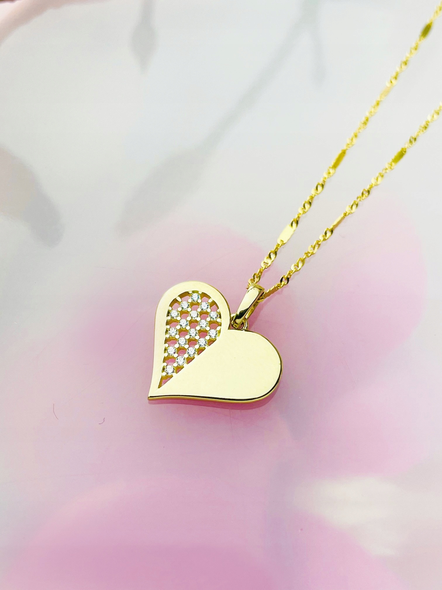 Zlatý přívěsek, přívěsek srdce, srdíčko s prolamovanými zirkony