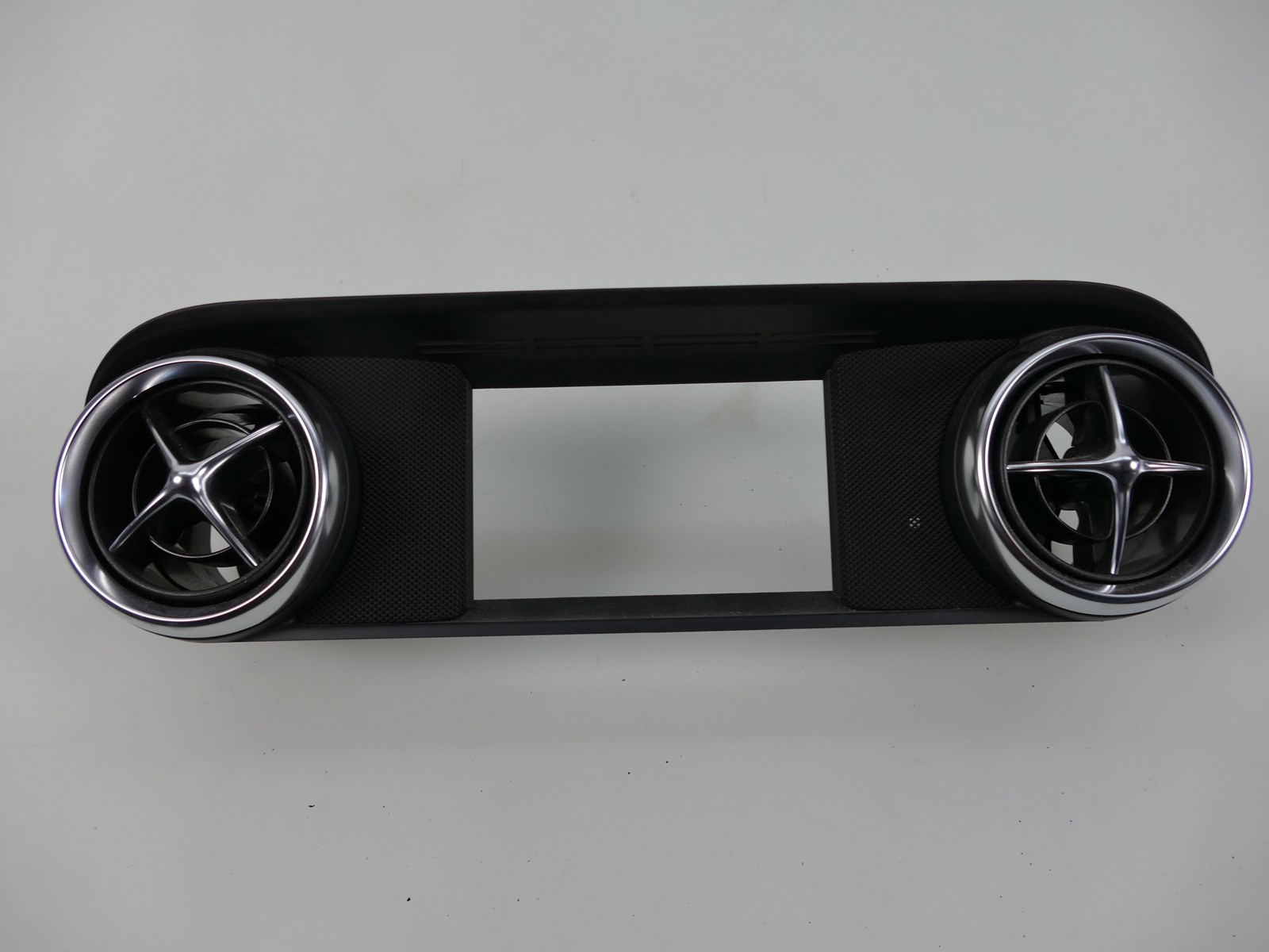 A1726801289 - MERCEDES R172 SLK вентиляционная решетка средняя рамка