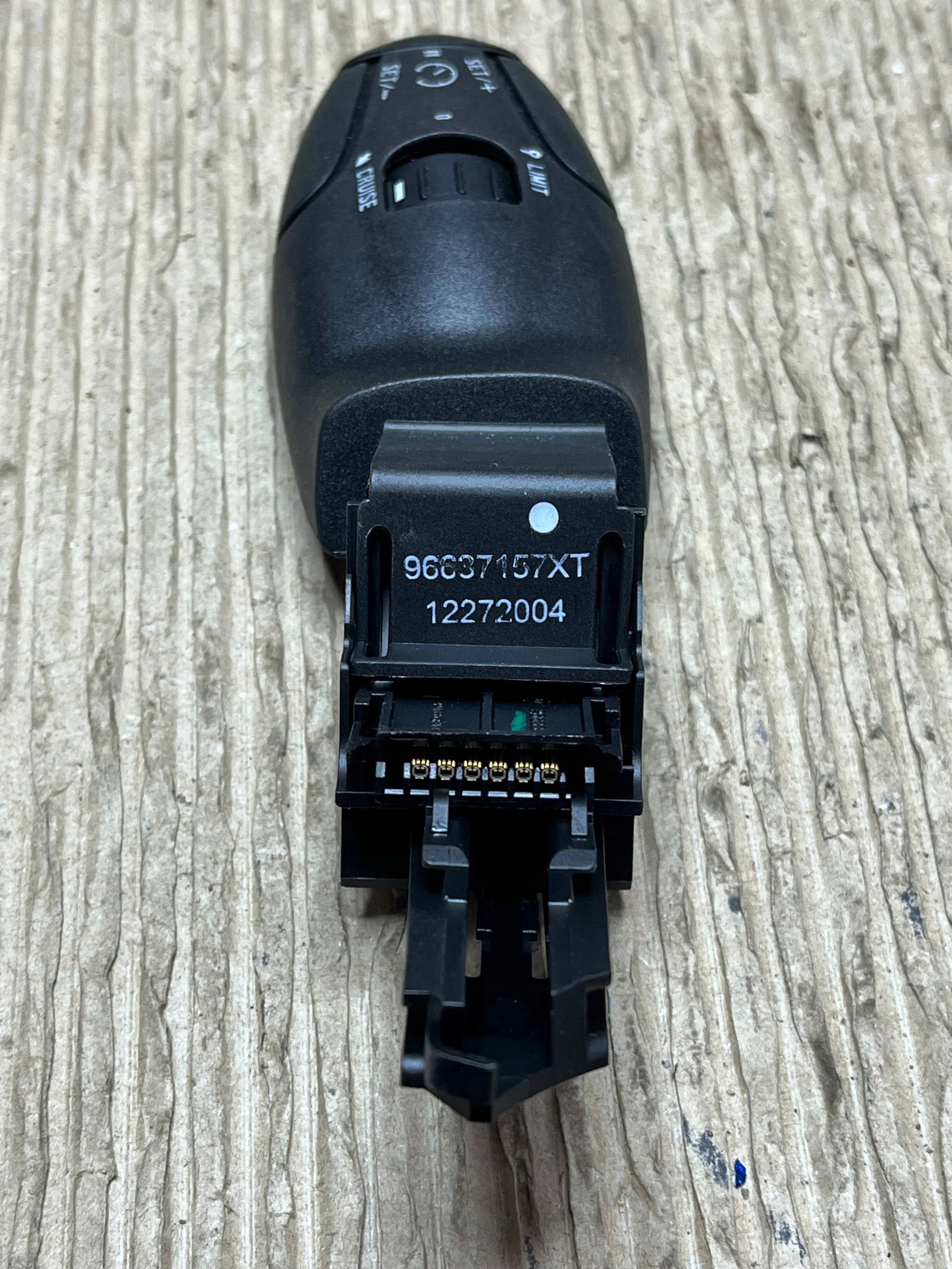 Manetka tempomatu Peugeot 208 e 6242Z8
