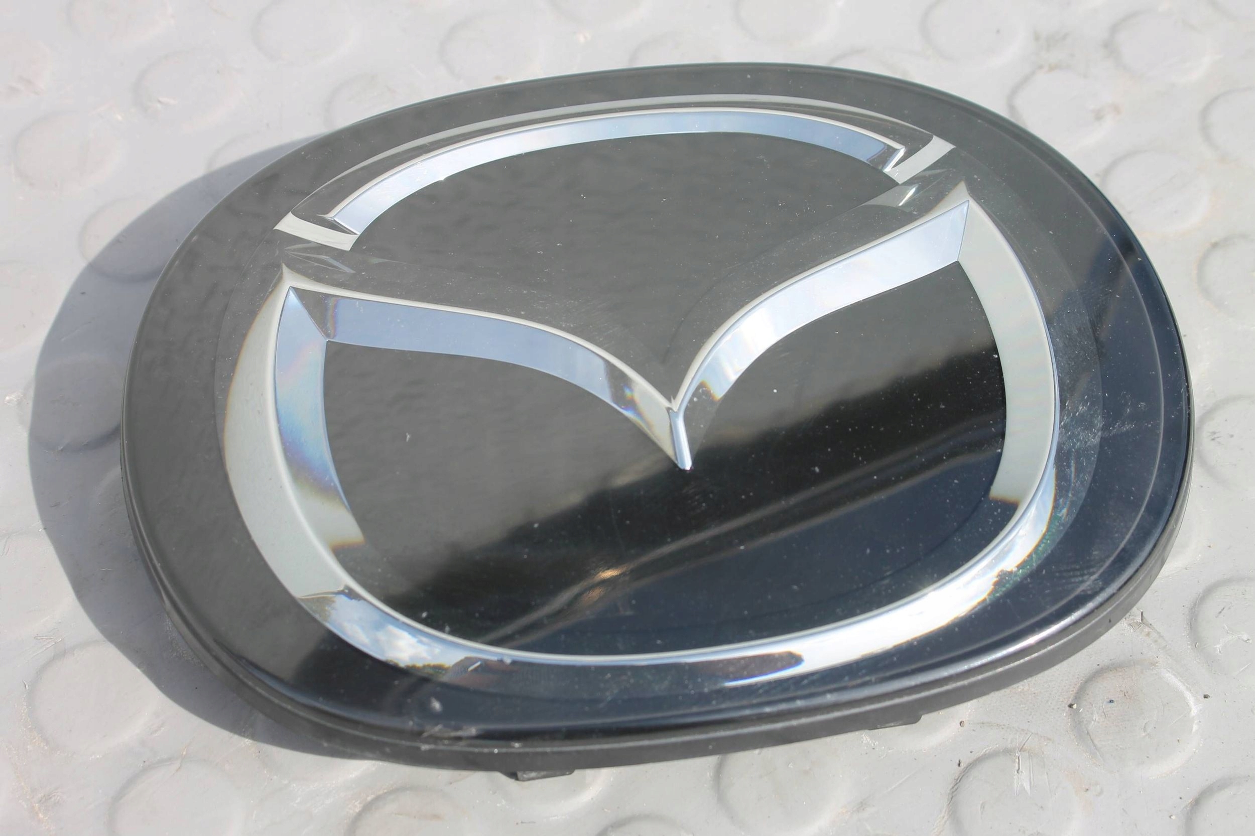 TK79-51730 логотип эмблема значок перед mazda II 17-
