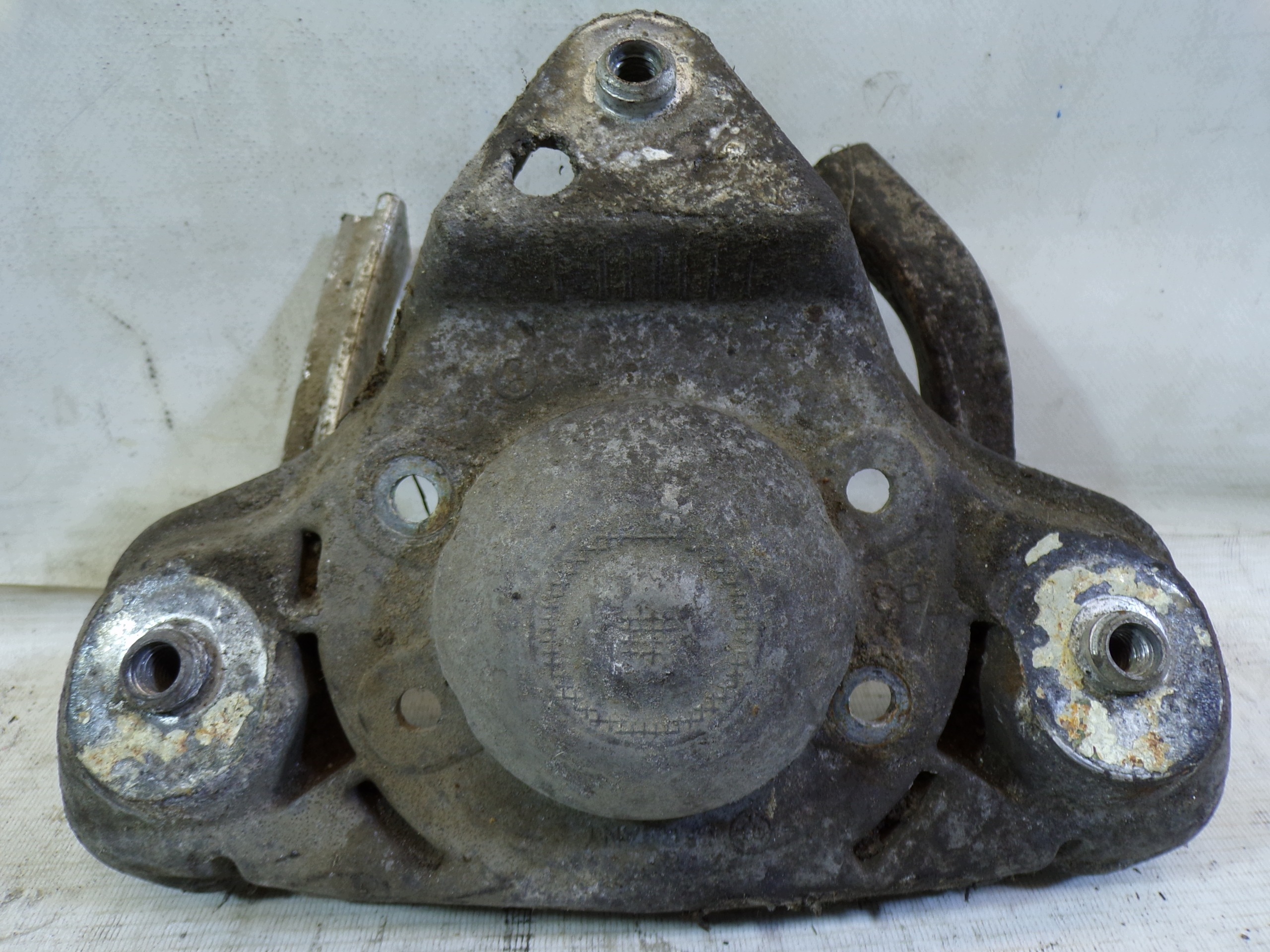 držač držač amortizera VOLKSWAGEN PASSAT B5 AUDI A4 B5 (1)