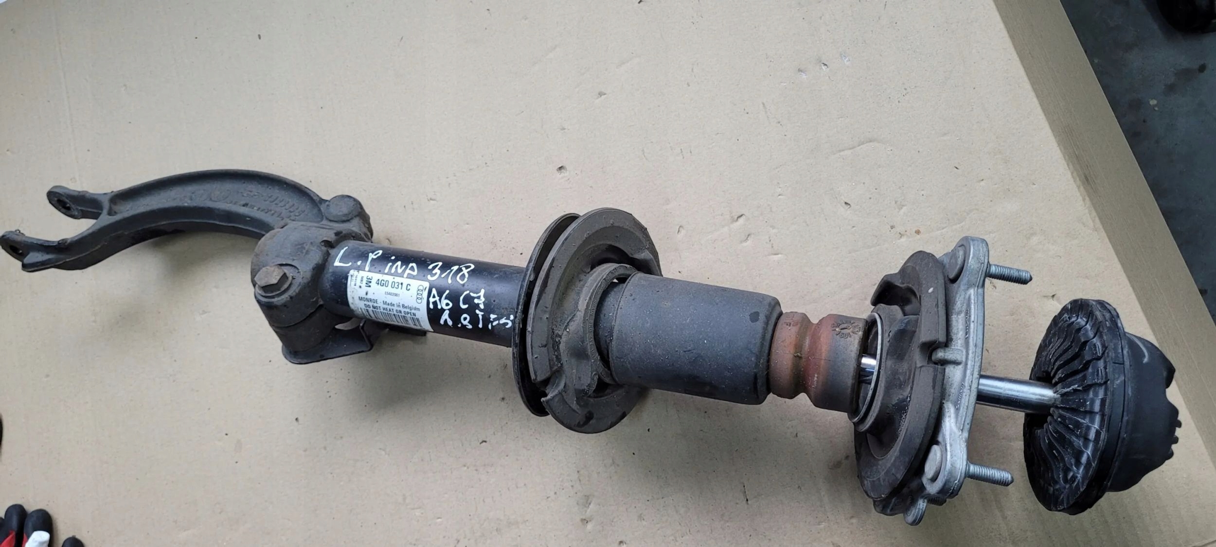 A6 C7 4G LIFT holder bracket shock absorber left front 4G0031C