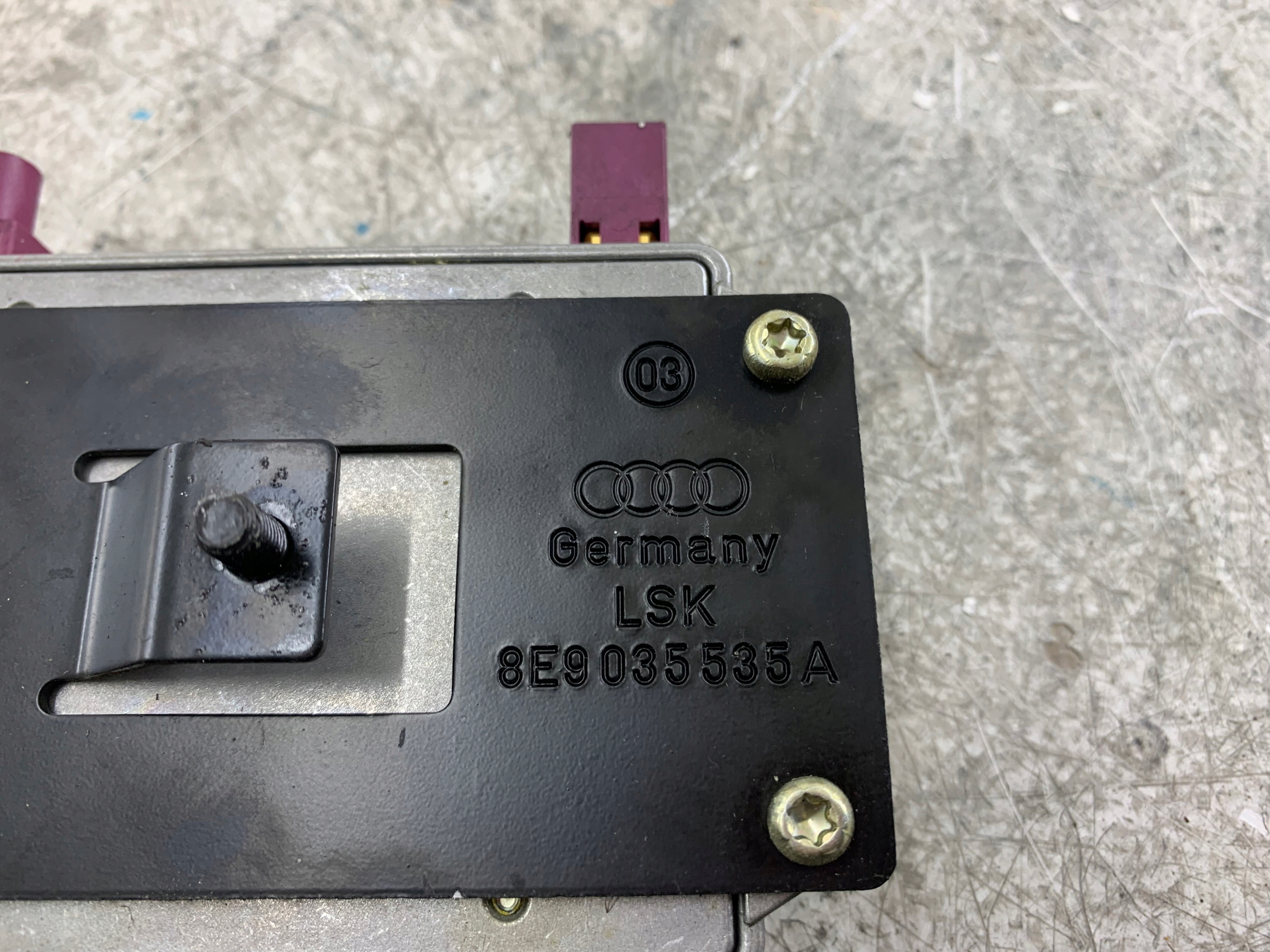 AUDI A4 B6 B7 module antenna amplifier 8E0035456B