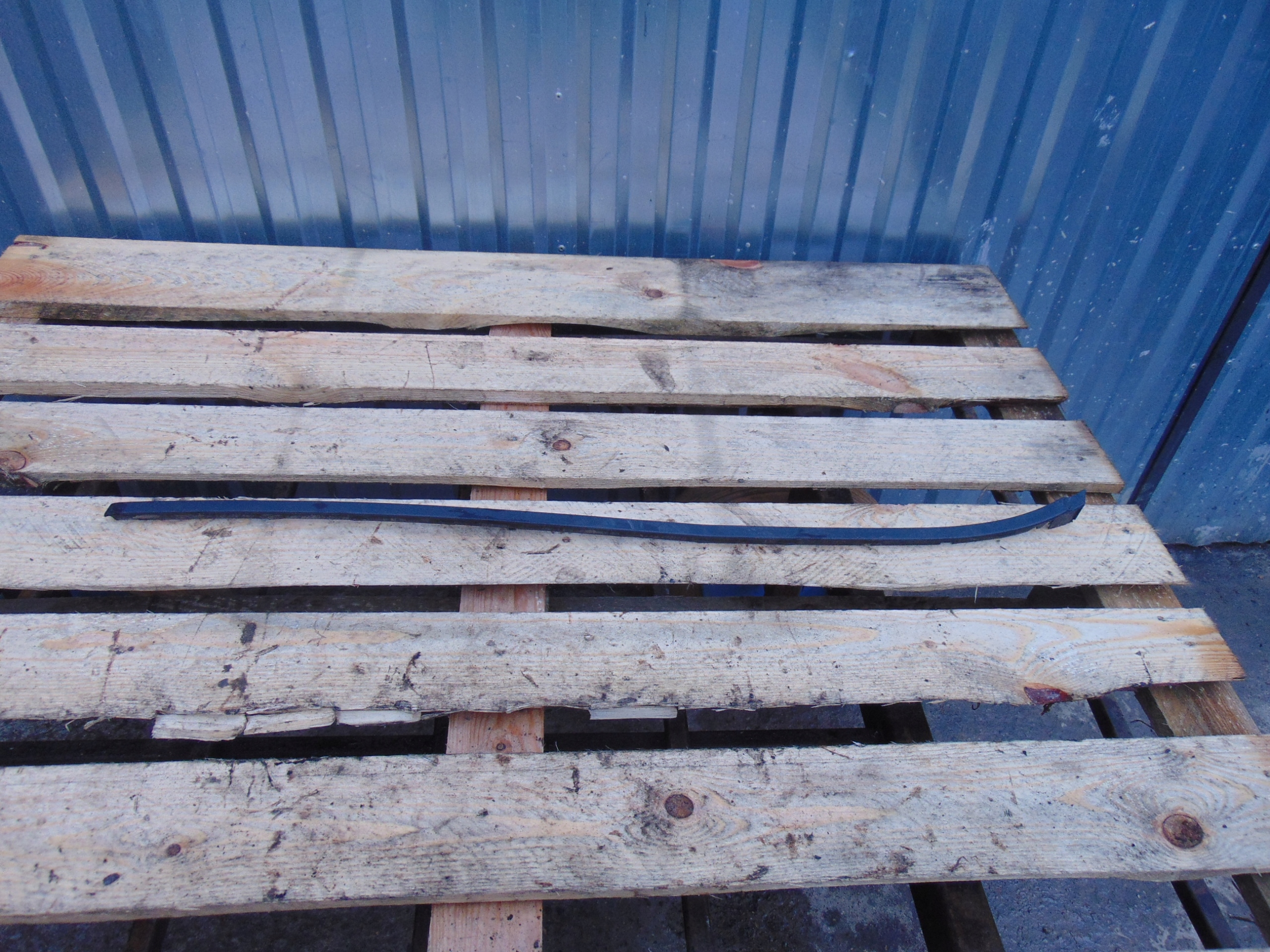 LISTWA ZGARNIACZ SZYBY PRZEDNIEJ FORD MONDEO MK4
