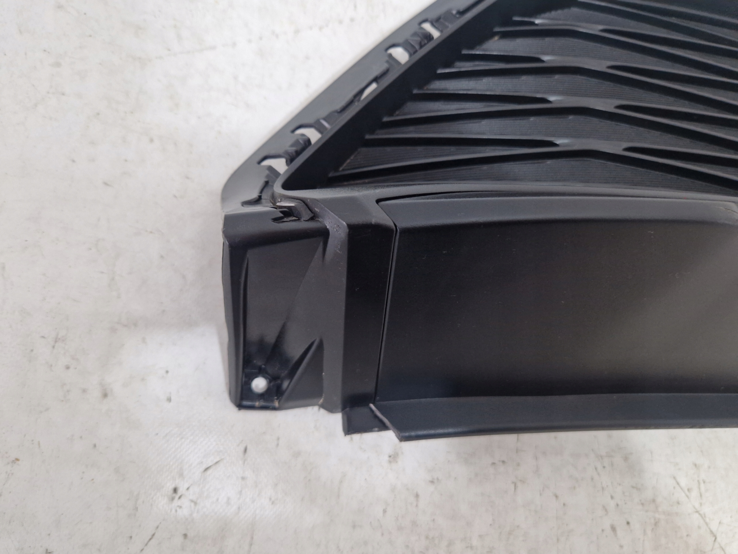 KIA CEED III LIFT - grid central of a bumper front 86560-J7DA0