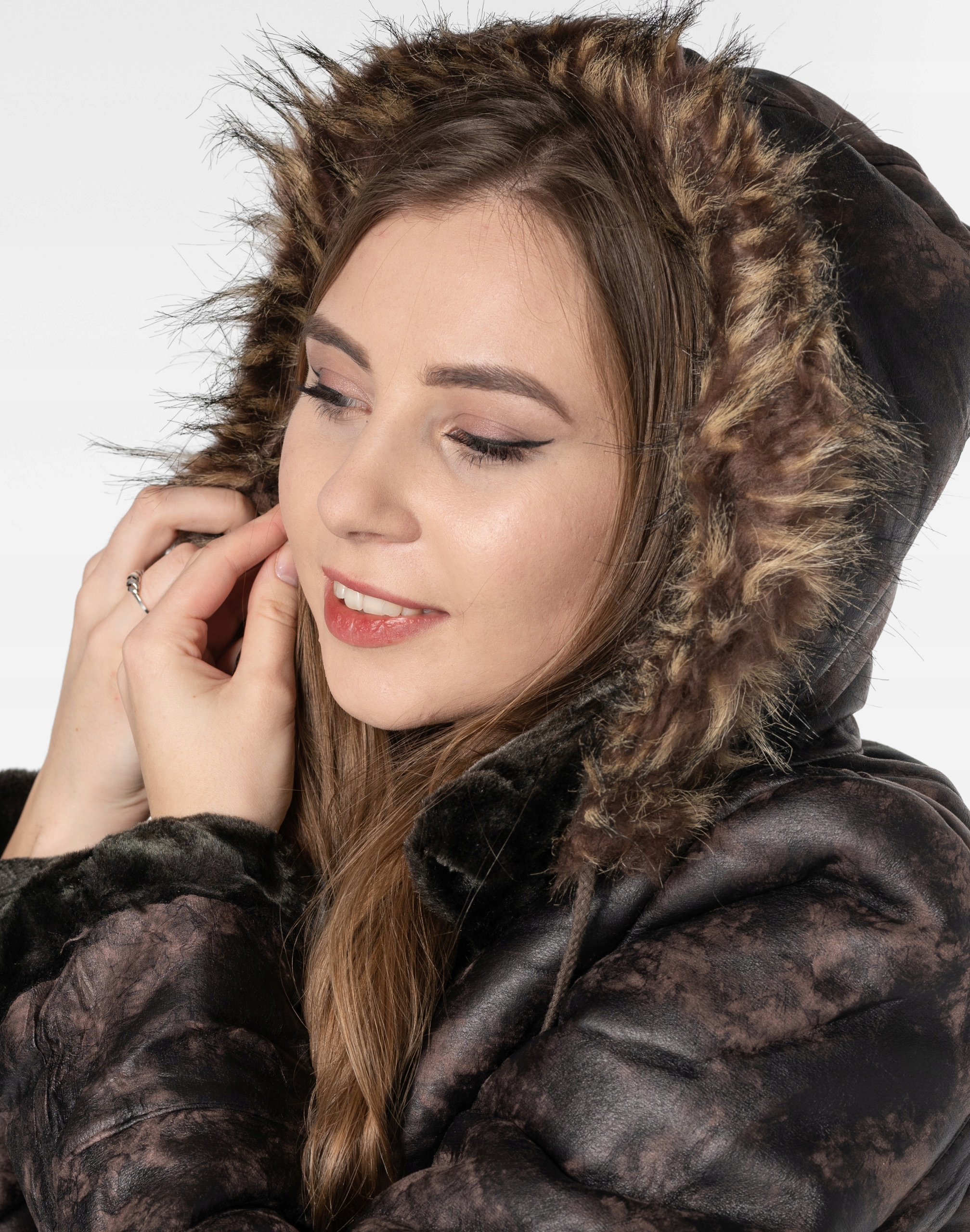 Ciepła Ocieplana Krótka Kurtka Damska Zimowa Ocieplona Futerkiem 617-3 3XL Kaptur z kapturem