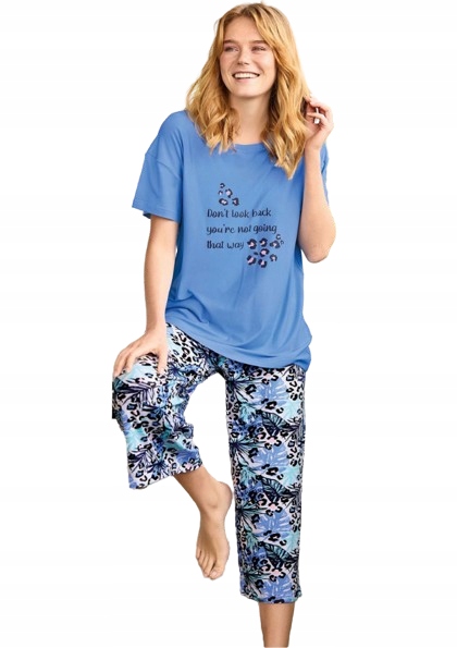Modrá Viskózová Pyžamka, Která Nevypadá Dobře, To Se Nedaří.