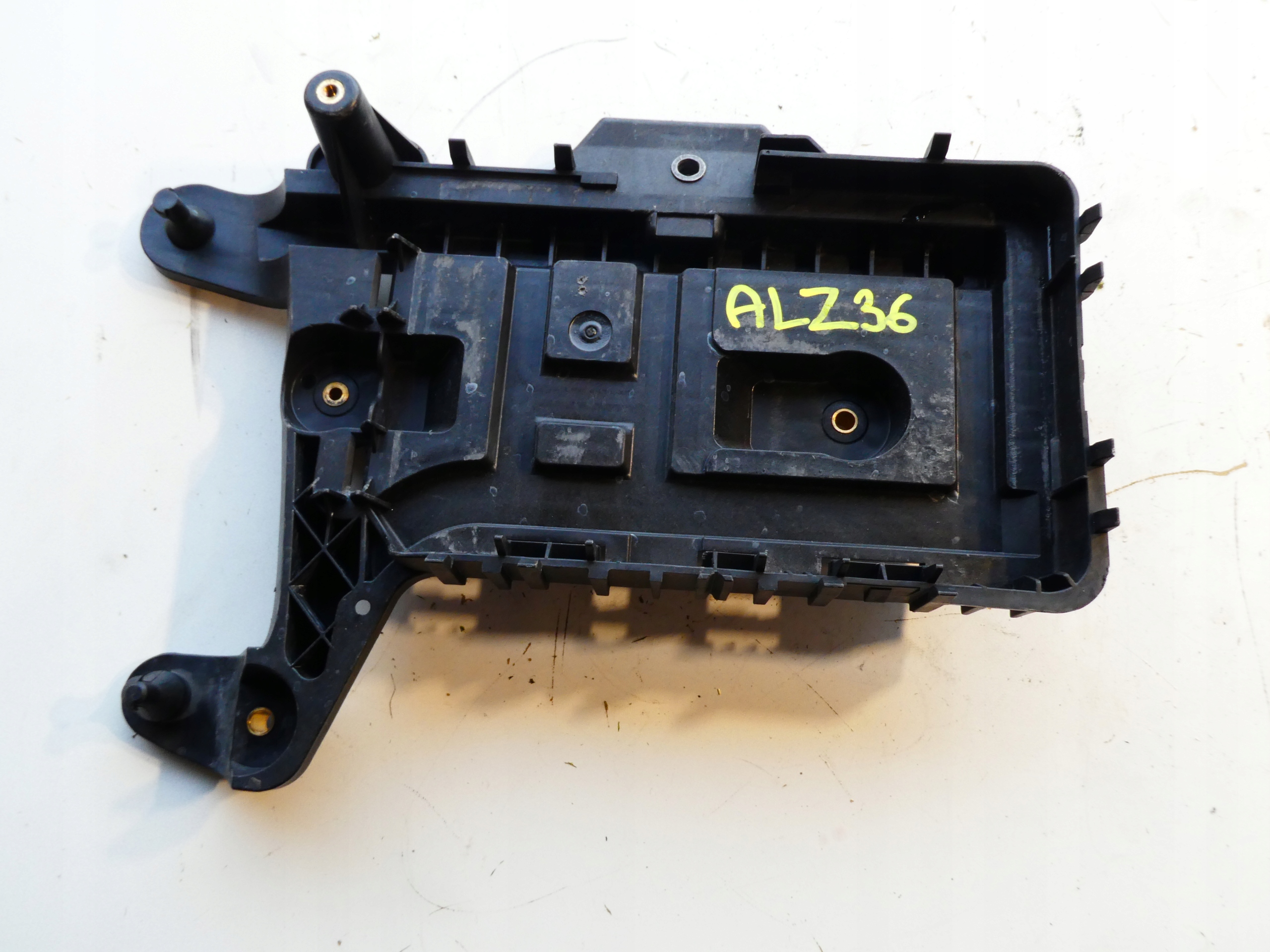 držač akumulatora VW GOLF V 1K0915333