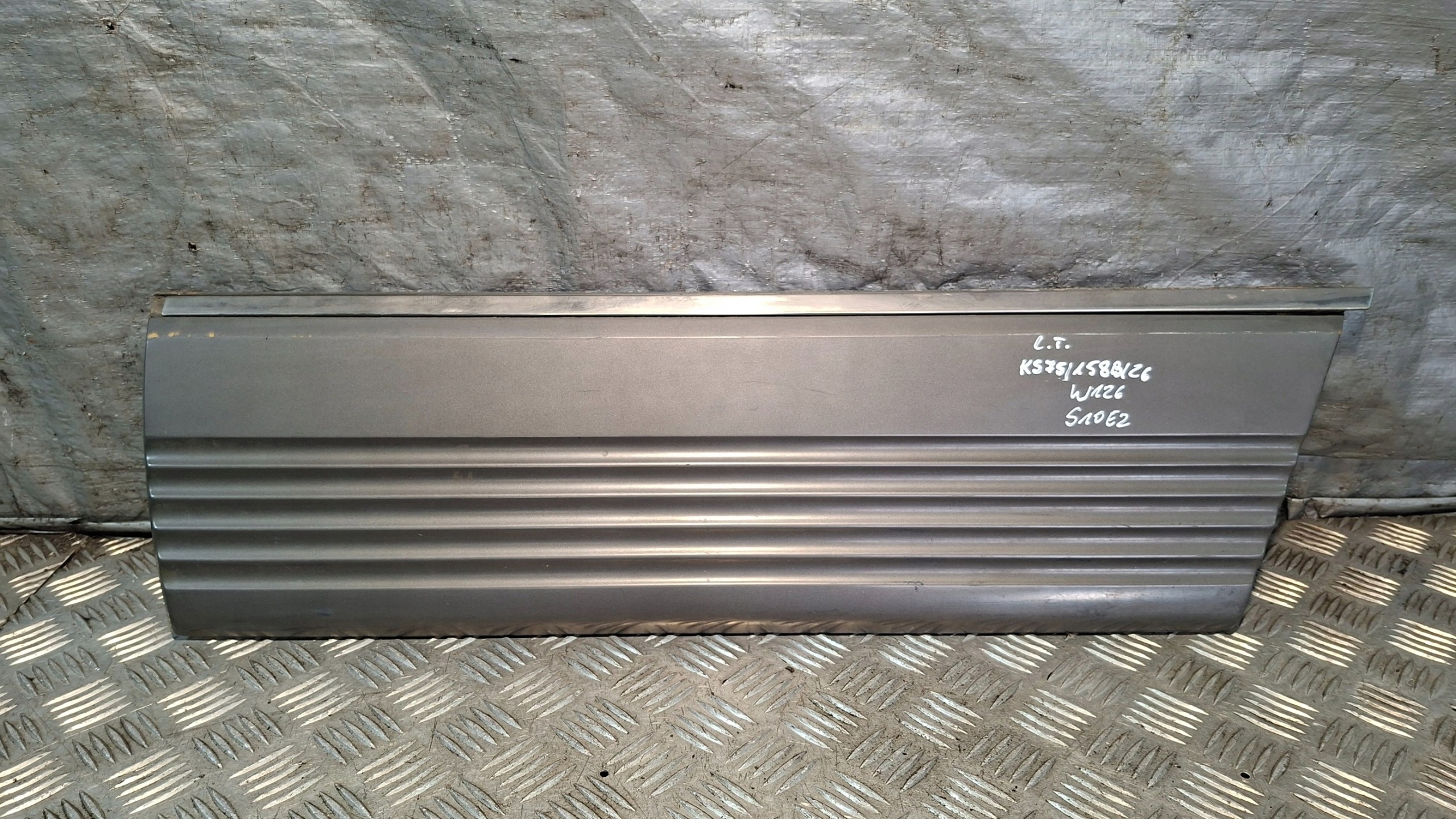 moulding door left rear part MERCEDES W126