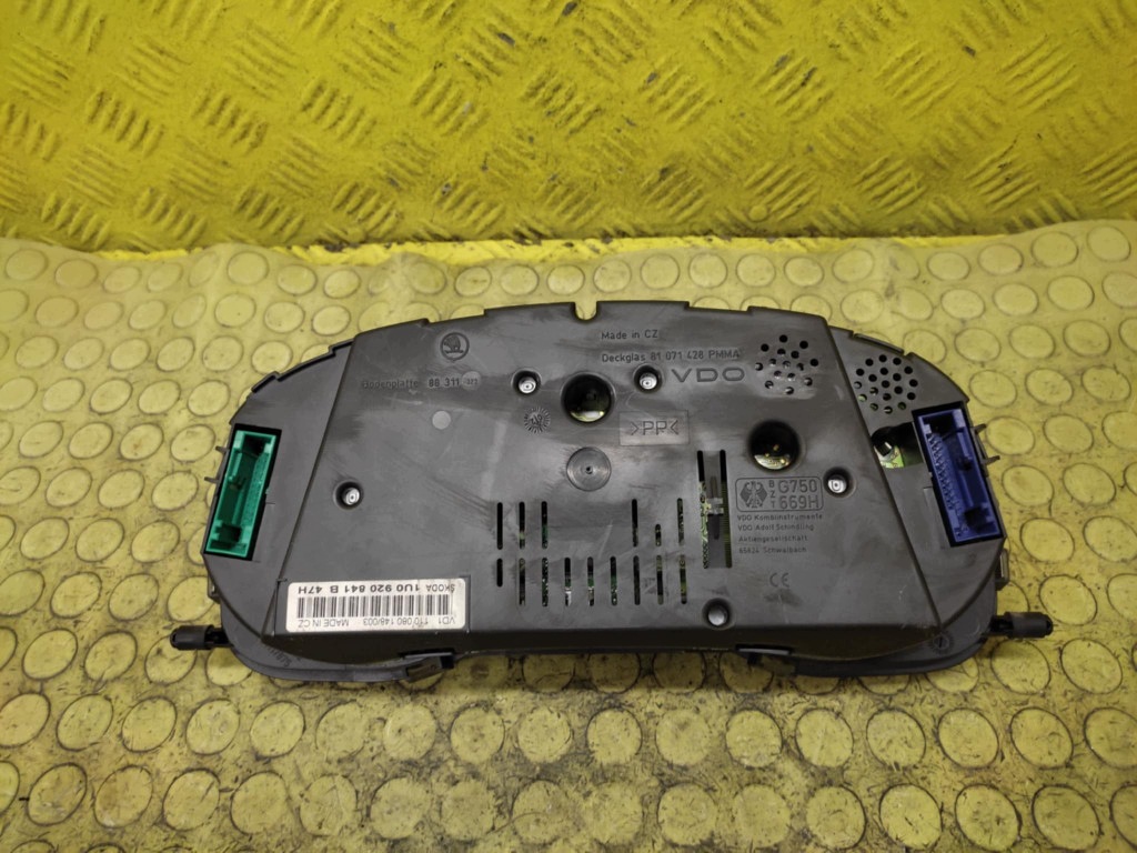 SKODA OCTAVIA and dials 1U0920841B