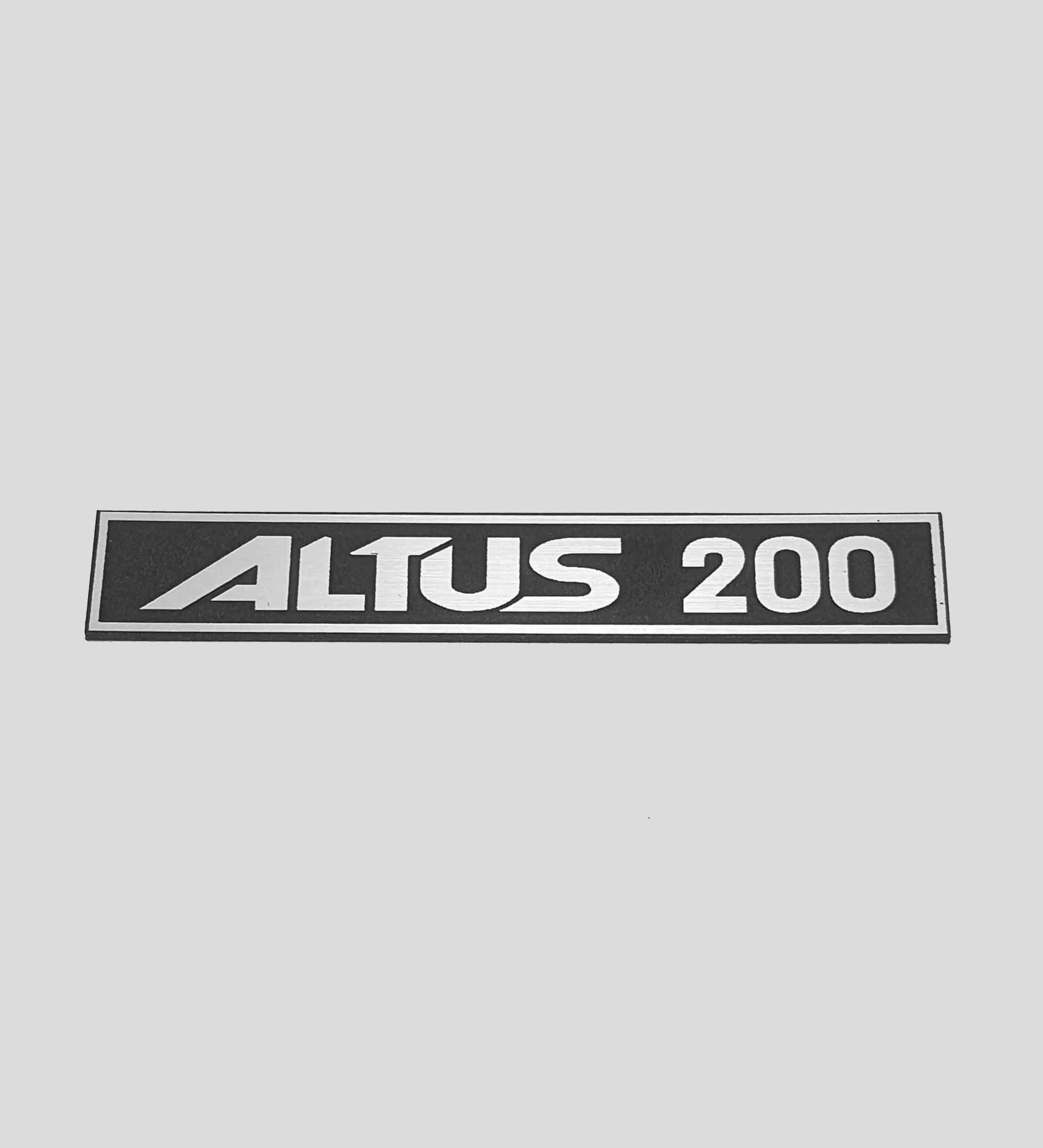 

Altus 200 naklejka emblemat 86 x 14 mm srebrna