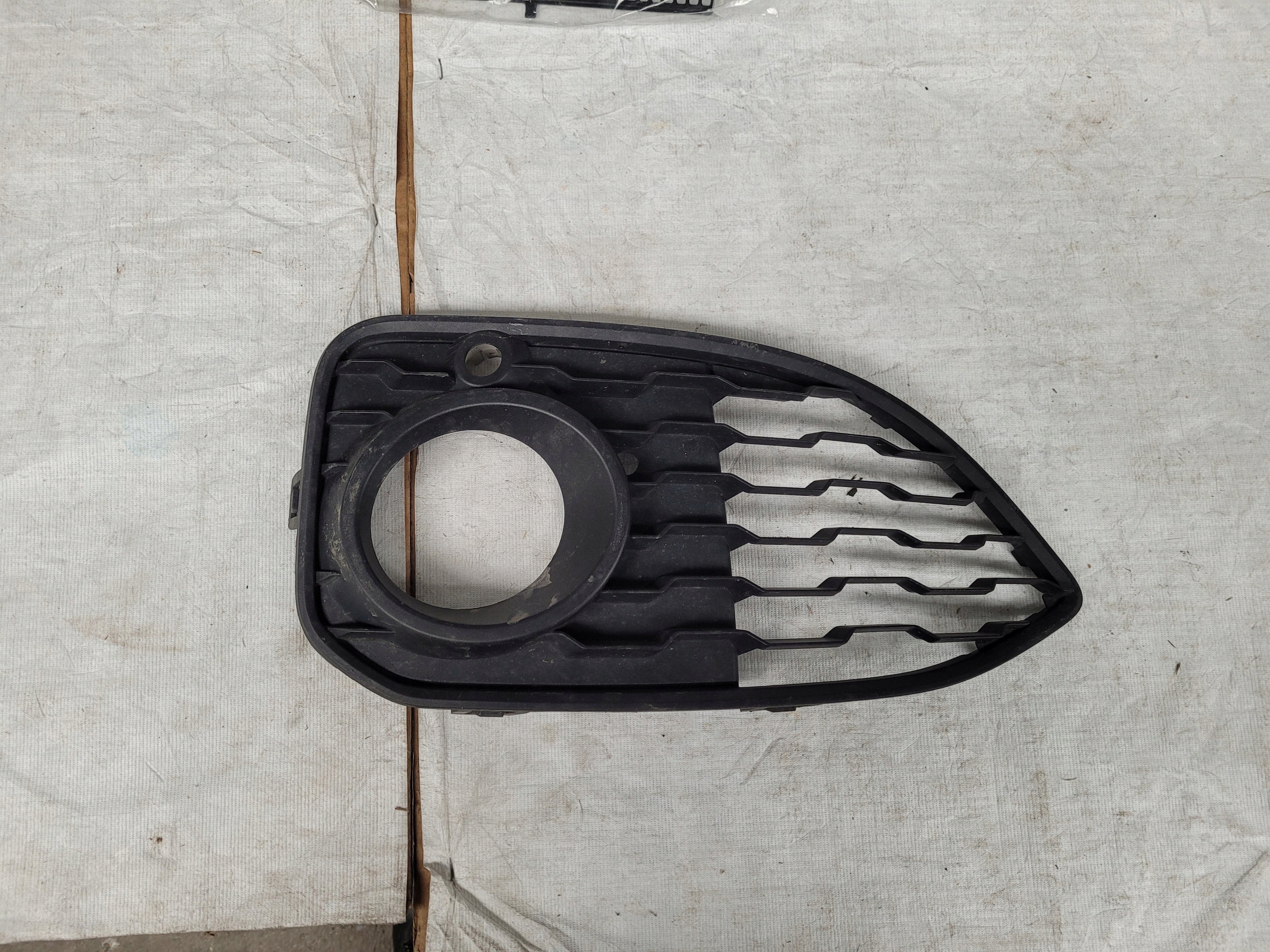 8060282 - BMW F20 F21 решетка бампера передняя правая