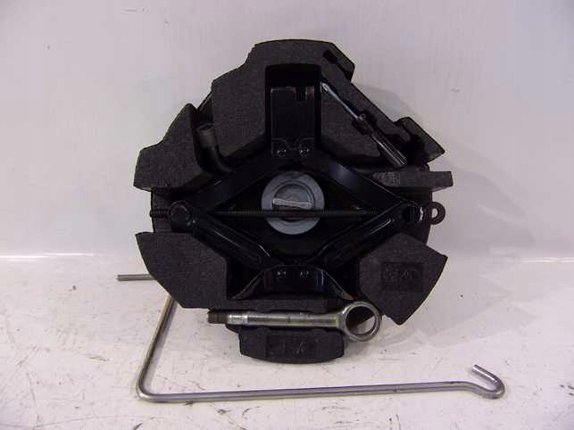 SUBARU FORESTER IV 12 - ИНСТРУМЕНТ ДЛЯ ВСТАВКИ КОЛЕСА