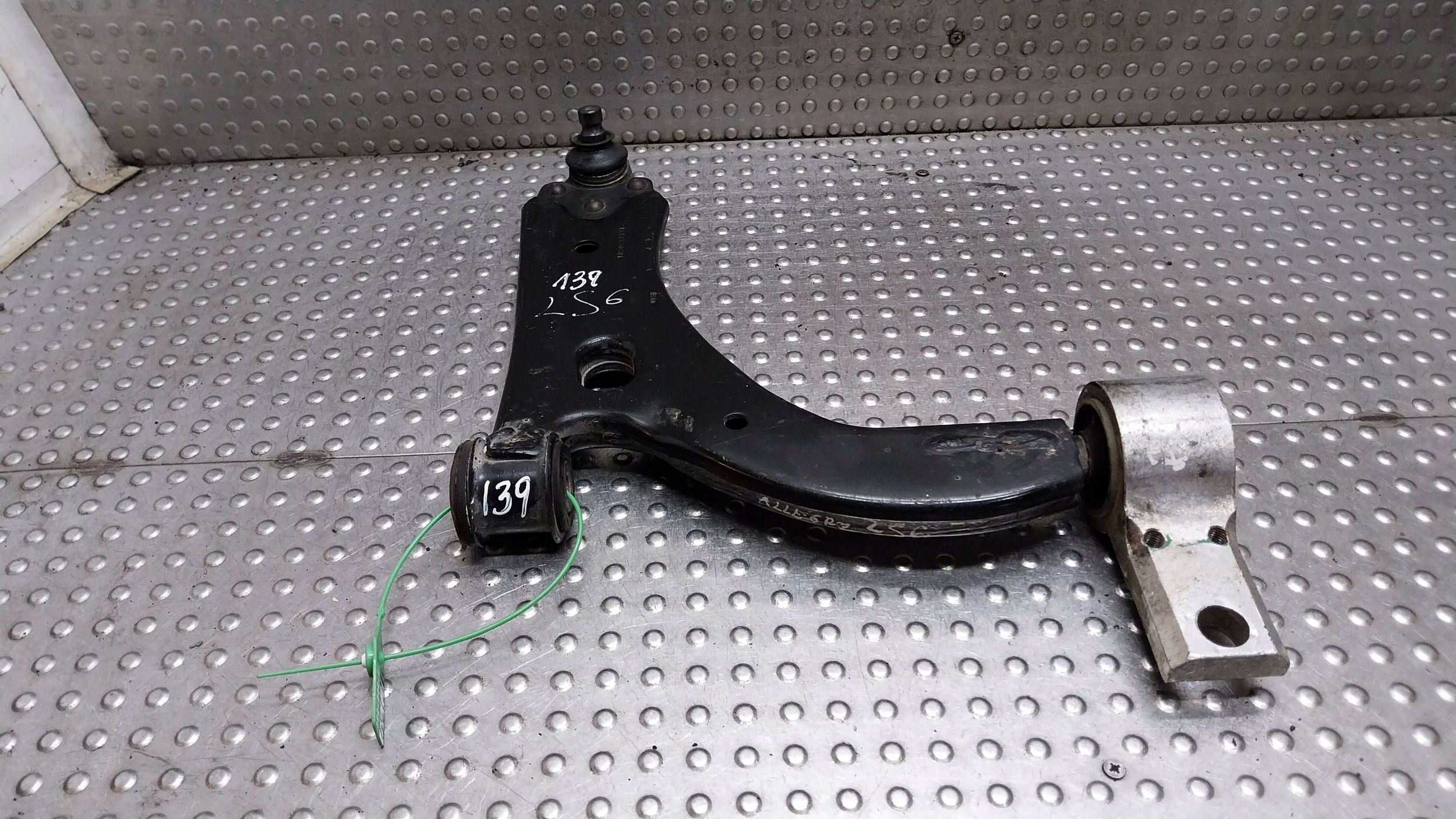 arm right front 2S61-3042-DA FORD FIESTA FUSION MK6