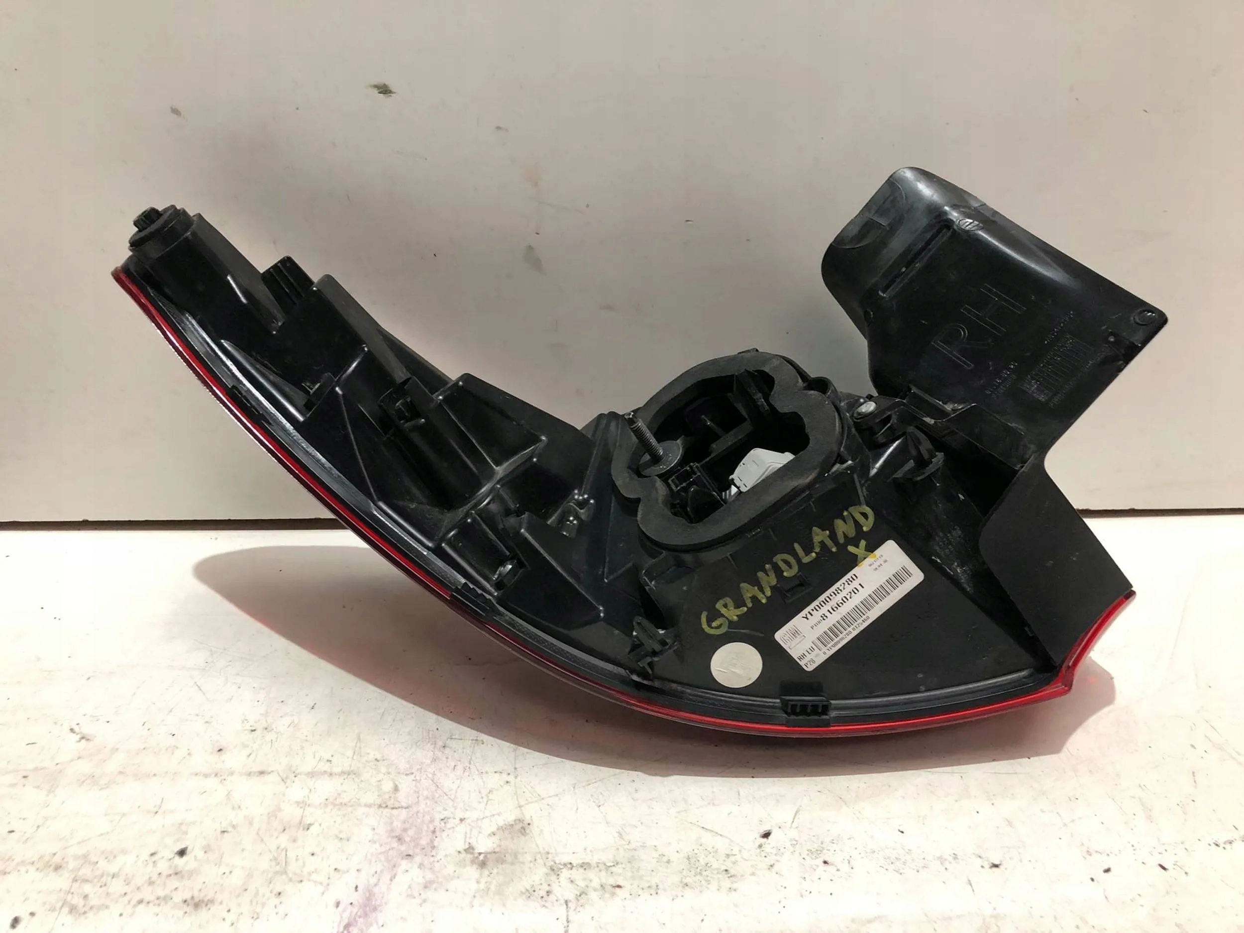 Lampa tył prawy Opel Grandland X Numer katalogowy części YP00098280