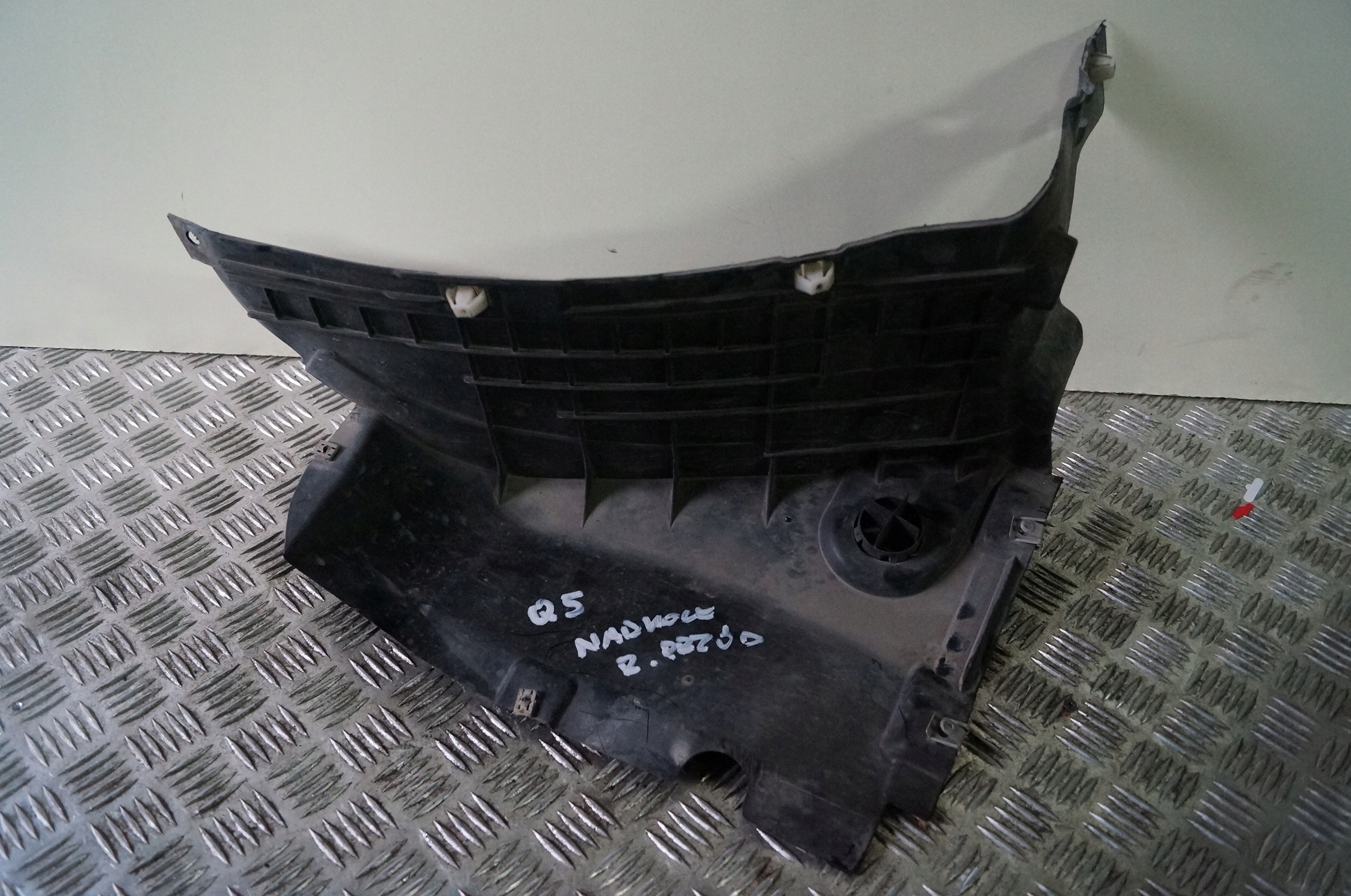 PRZÓD NADKOLA PRAWY PLASTIK SPOJLER AUDI Q5 80A