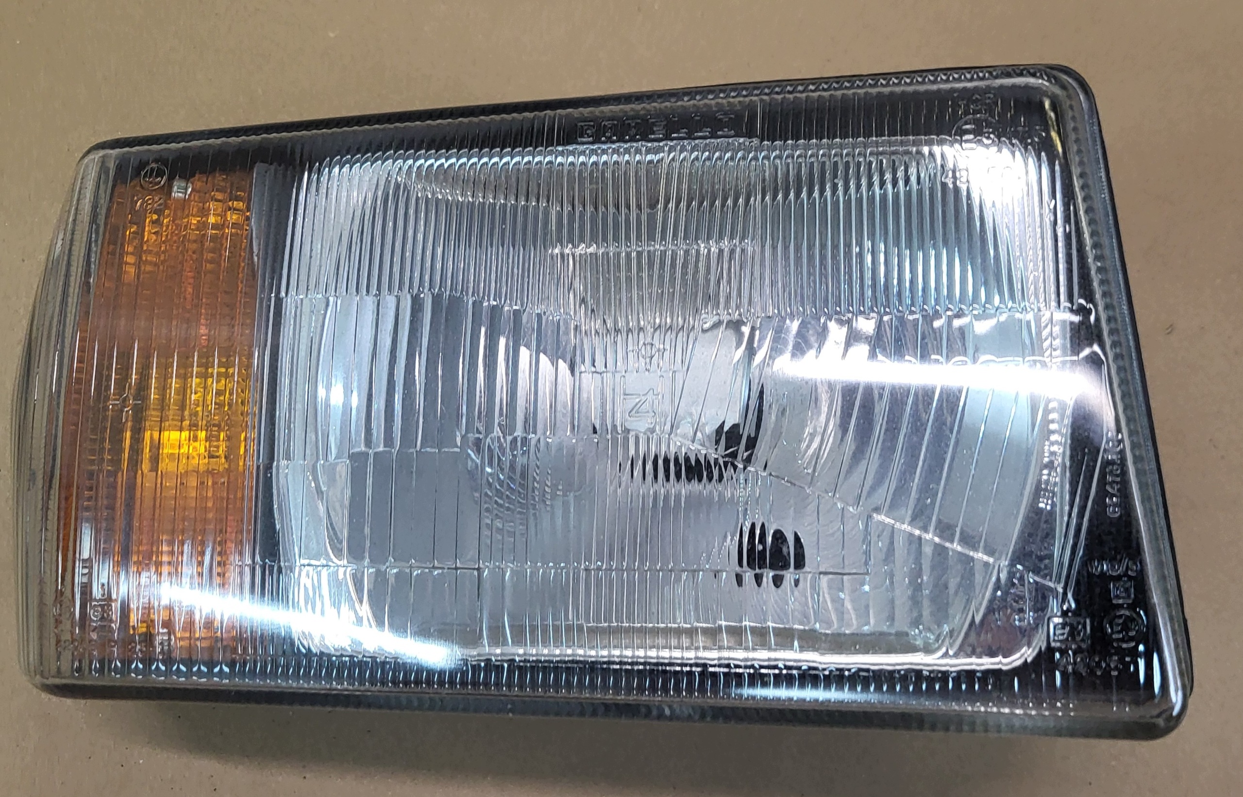 light right front REFLEKTOR CARELLO H4 LANCIA DELTA 86-93r. original EUROPA