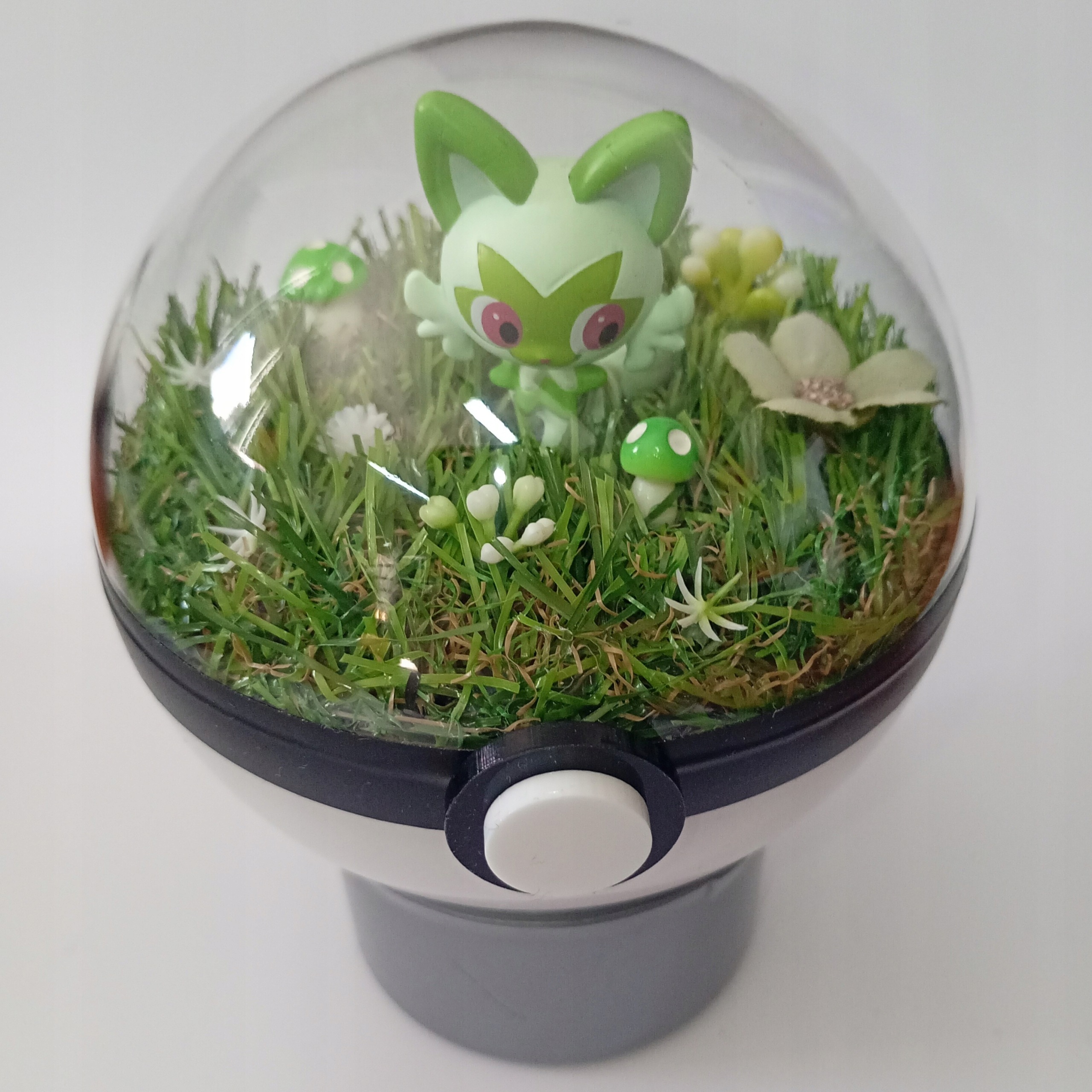 Sprigatito Pokeballové Terárium Unikátní Diorama Pokémon Ručně Vyrobené 10 CM