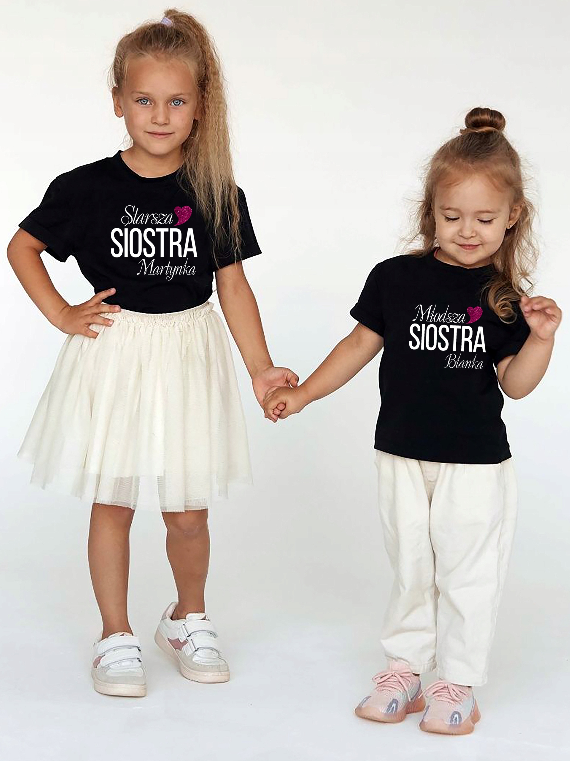 Koszulka T-SHITR MŁODSZA SIOSTRA DOWOLNE IMIĘ 122 Marka Inna marka