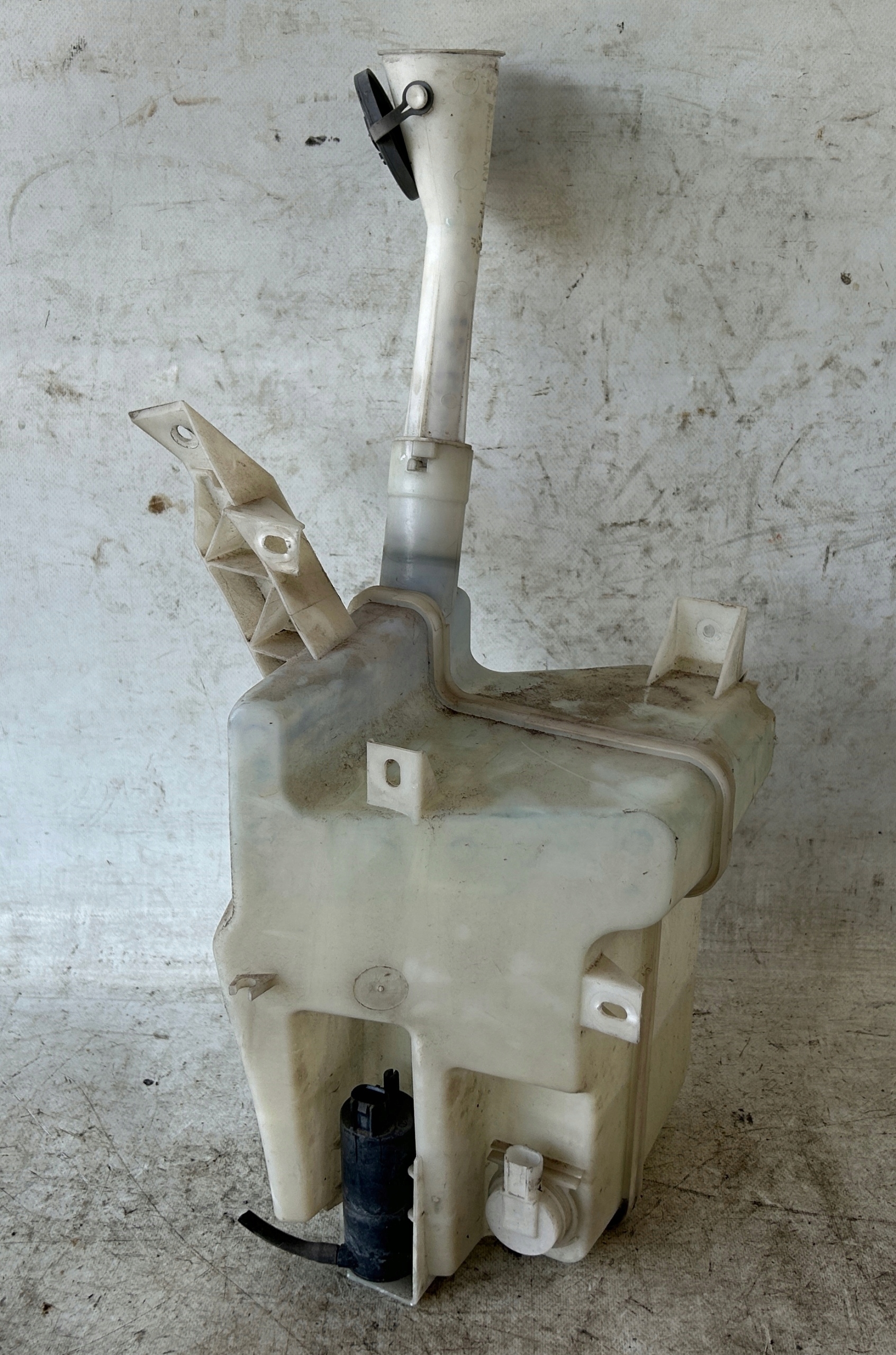 washer fluid tank NISSAN MAXIMA A35 09