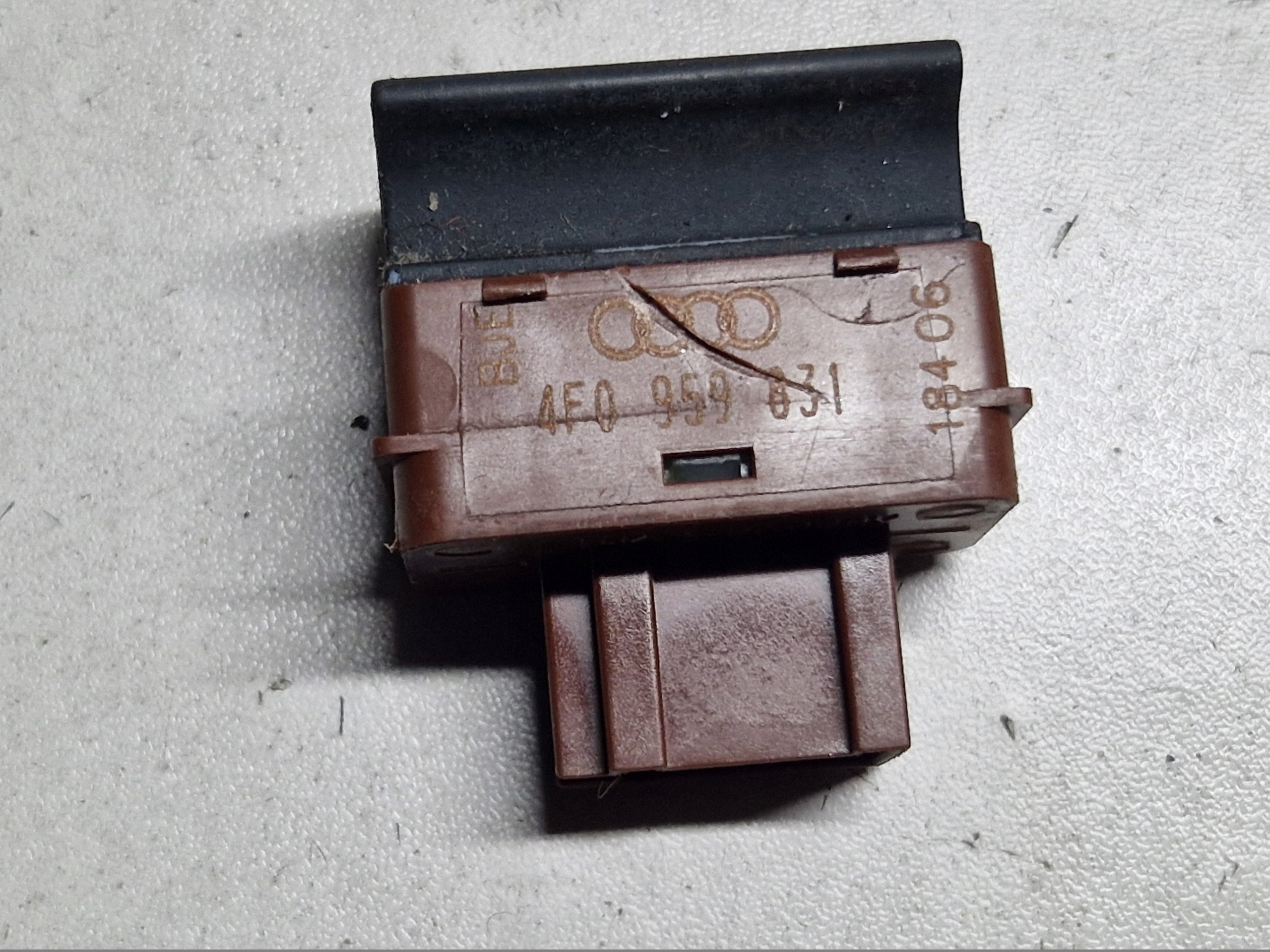 AUDI A6 C6 A6C6 switch button of the opening bonnet boot 4F0959831