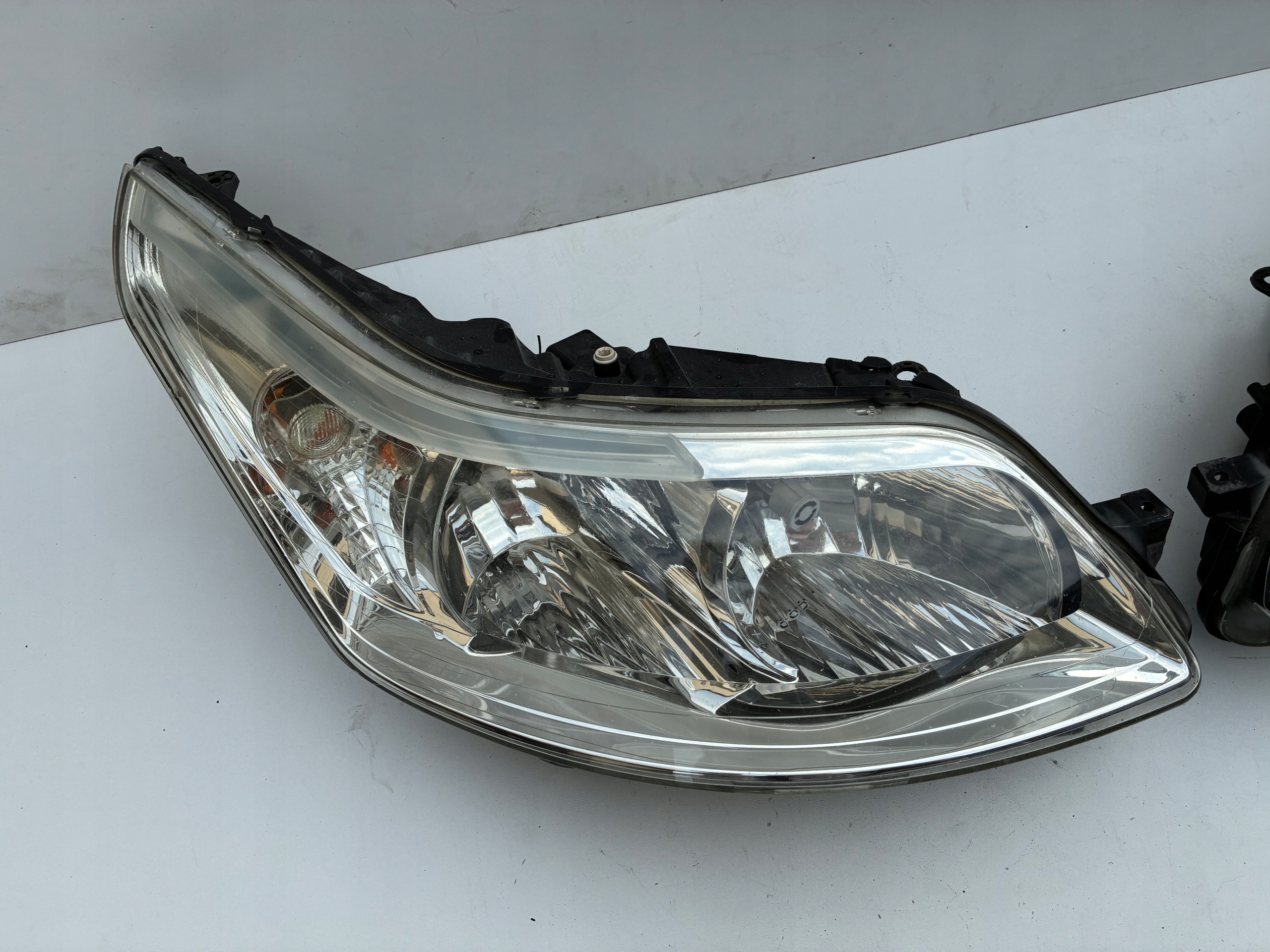 Reflektor light front front right left CITROEN C4 and 04-10r. ==OEM== EU