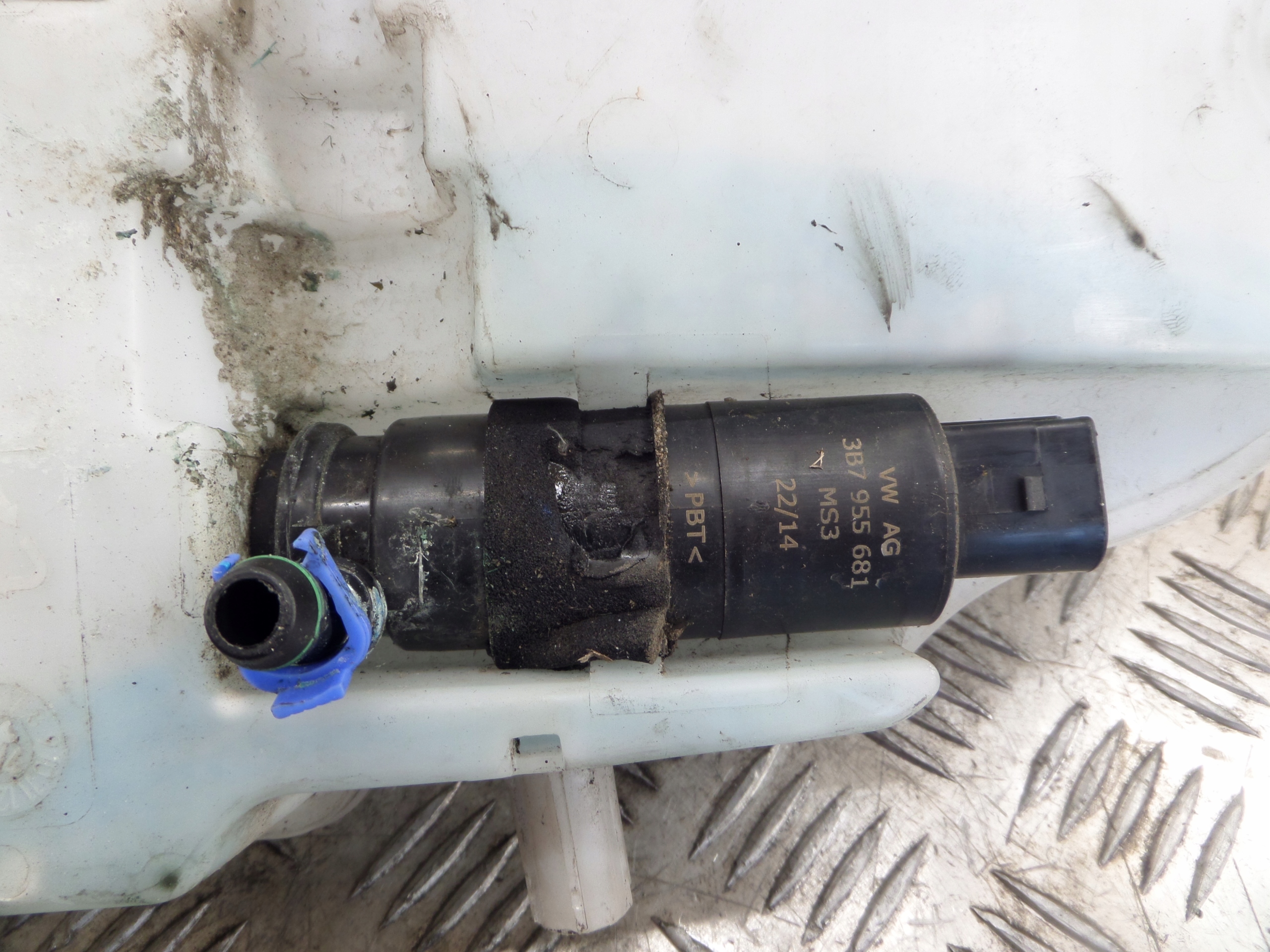 AUDI A7 4G washer fluid tank 4G8955451