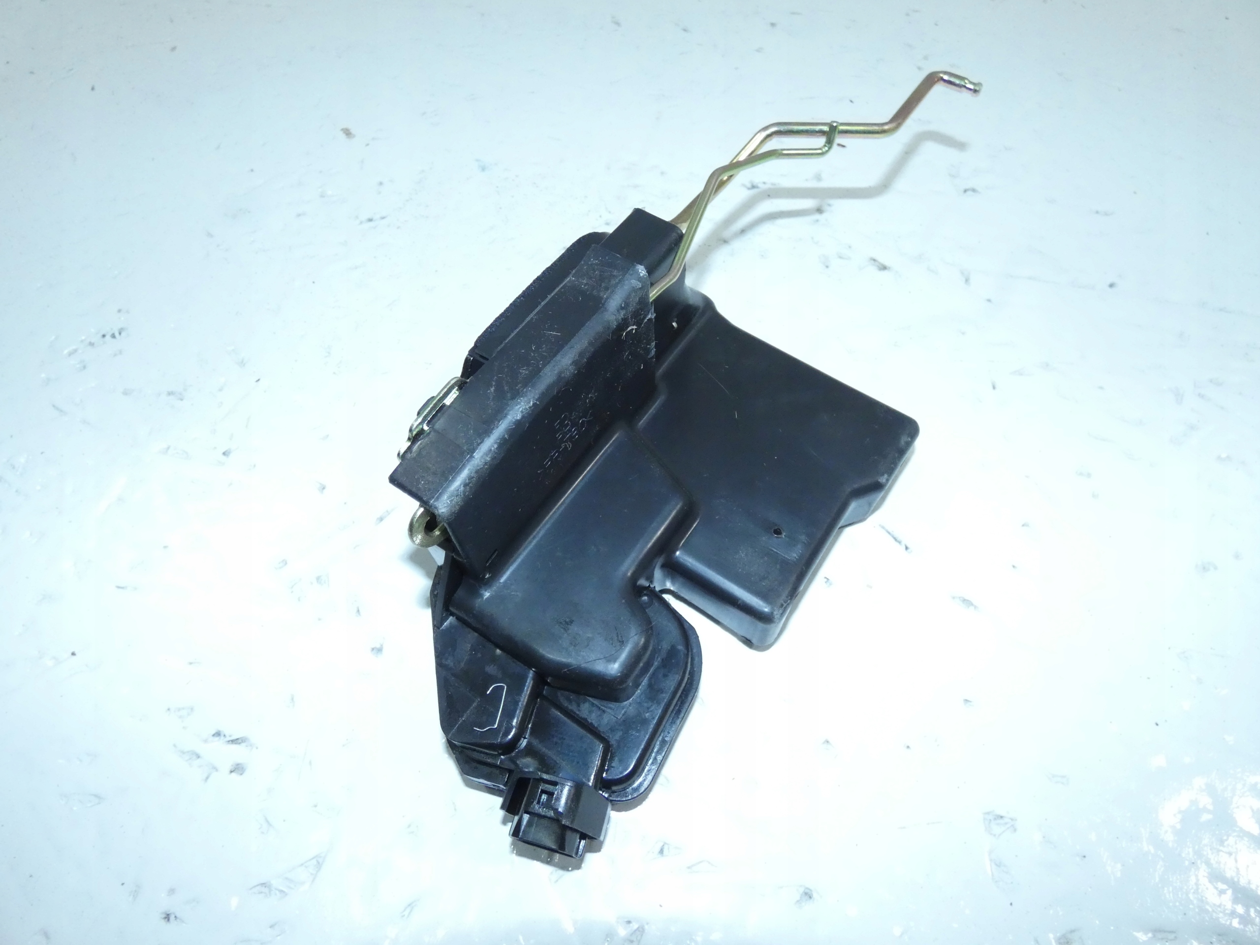 Hyundai Trajet lock right front 81320-3A000