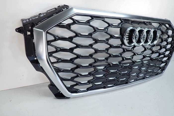 AUDI Q3 II S-LINE 18- grille 83F853651B