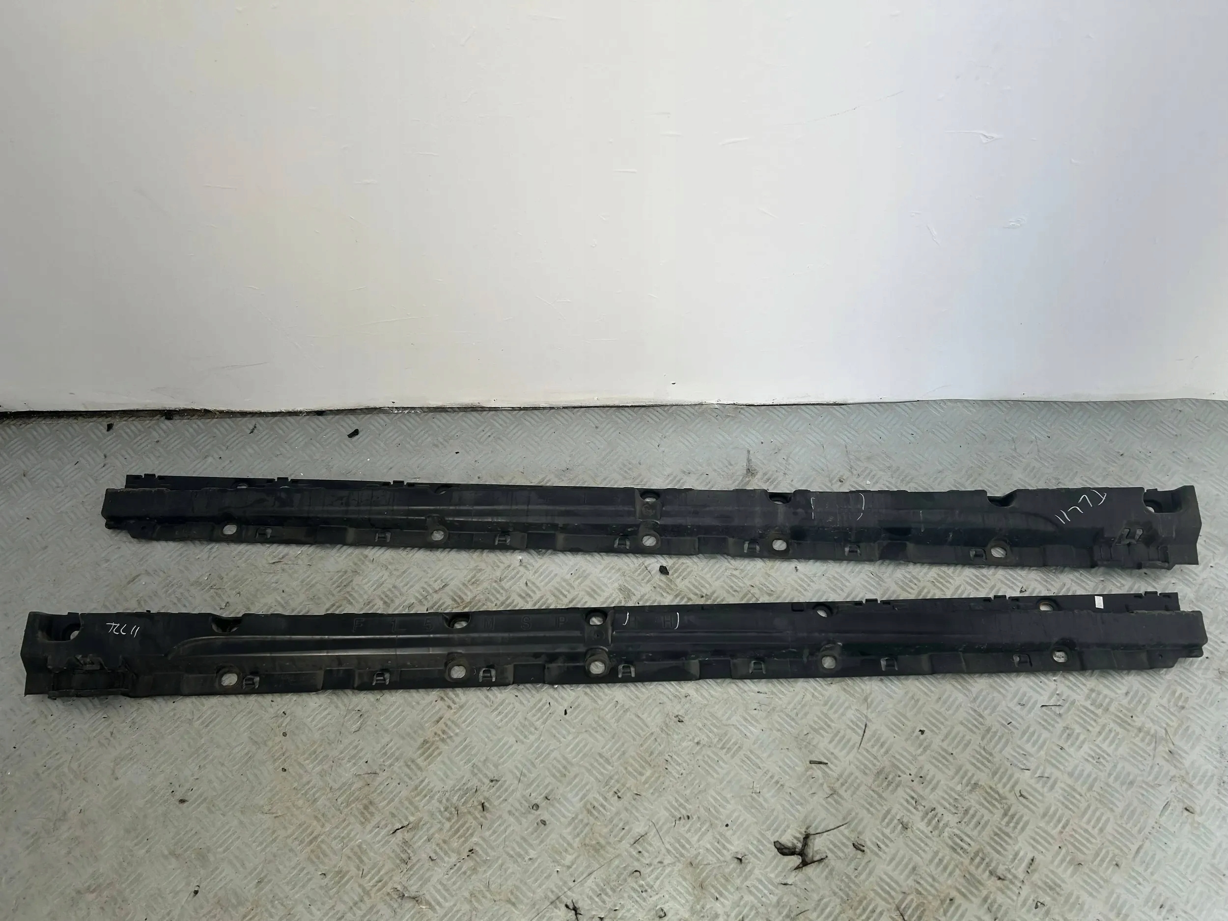 ŚLIZG MOCOWANIE PROGU PRAWA BMW X5 F15 8054036