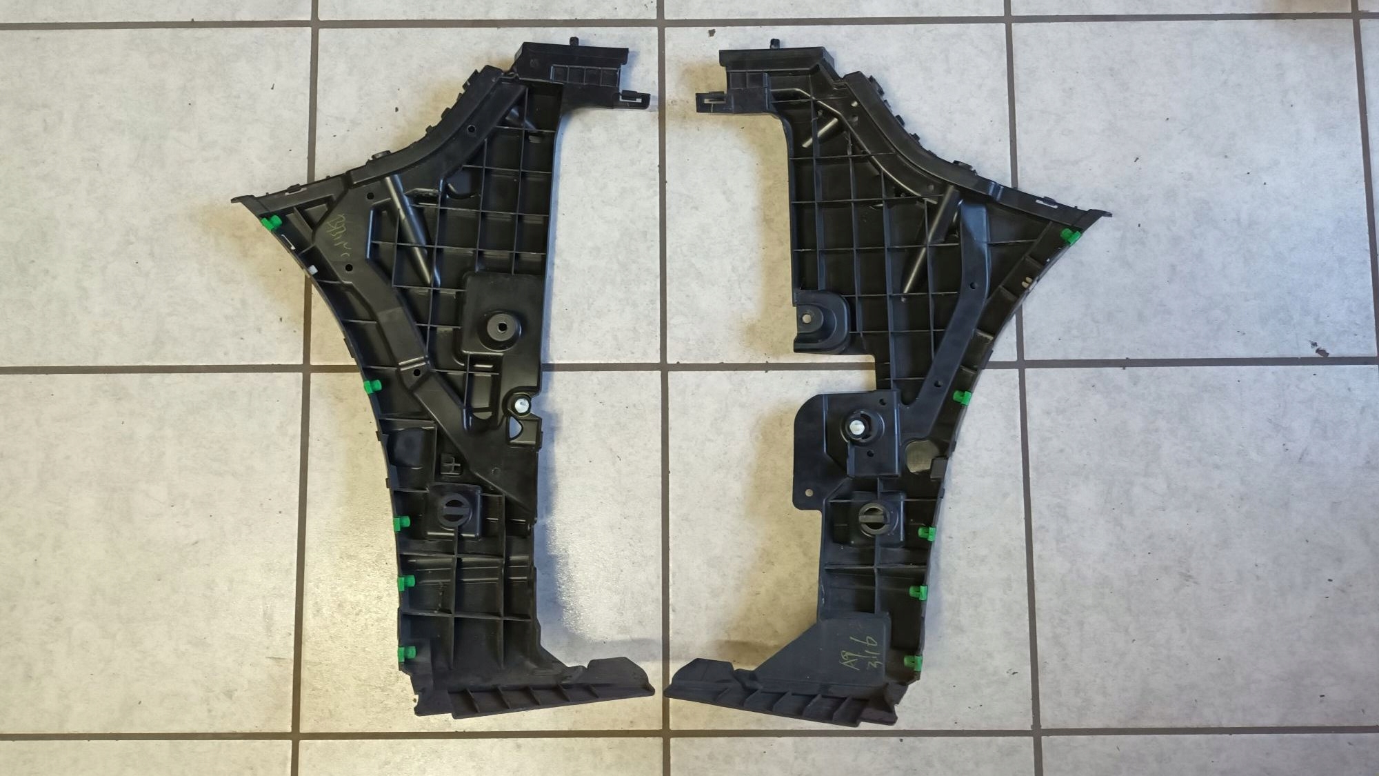 right bumper bracket of the rear VOLVO XC60 2017->