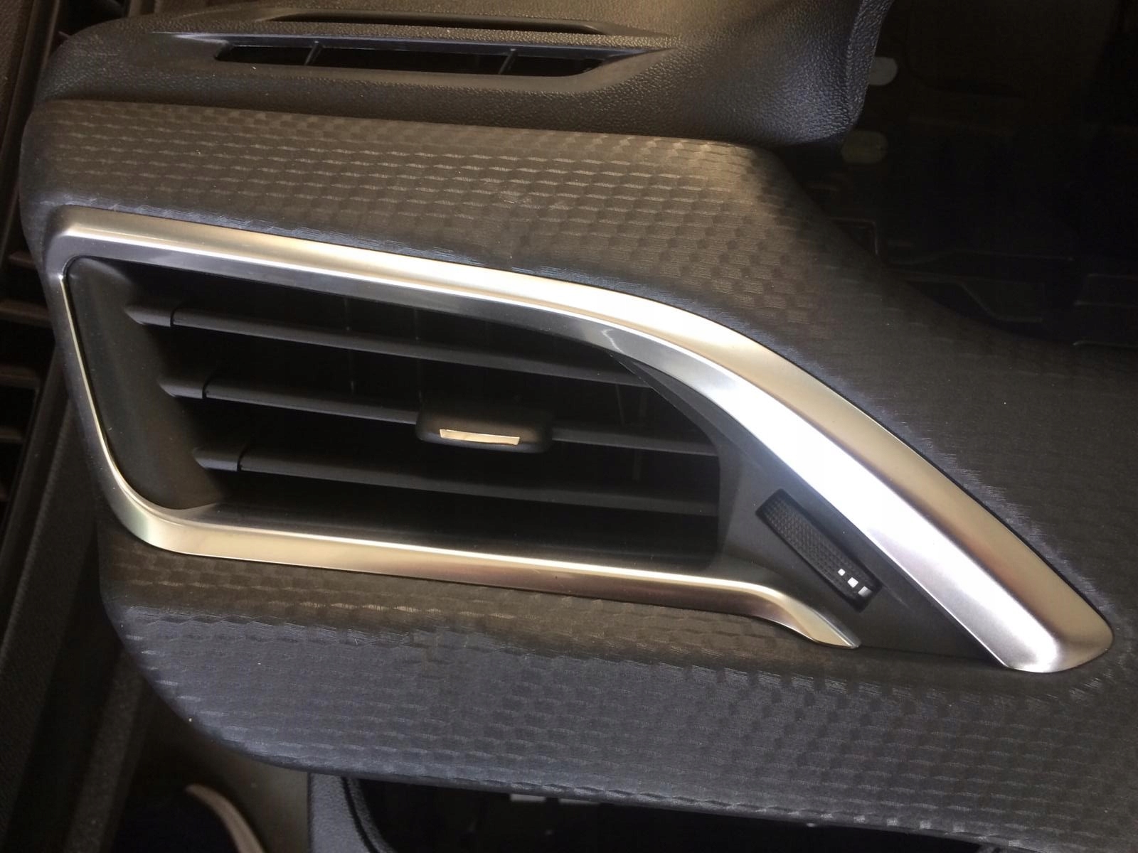 peugeot 208 2012 воздухозаборник жалюзи потока воздуха впуск