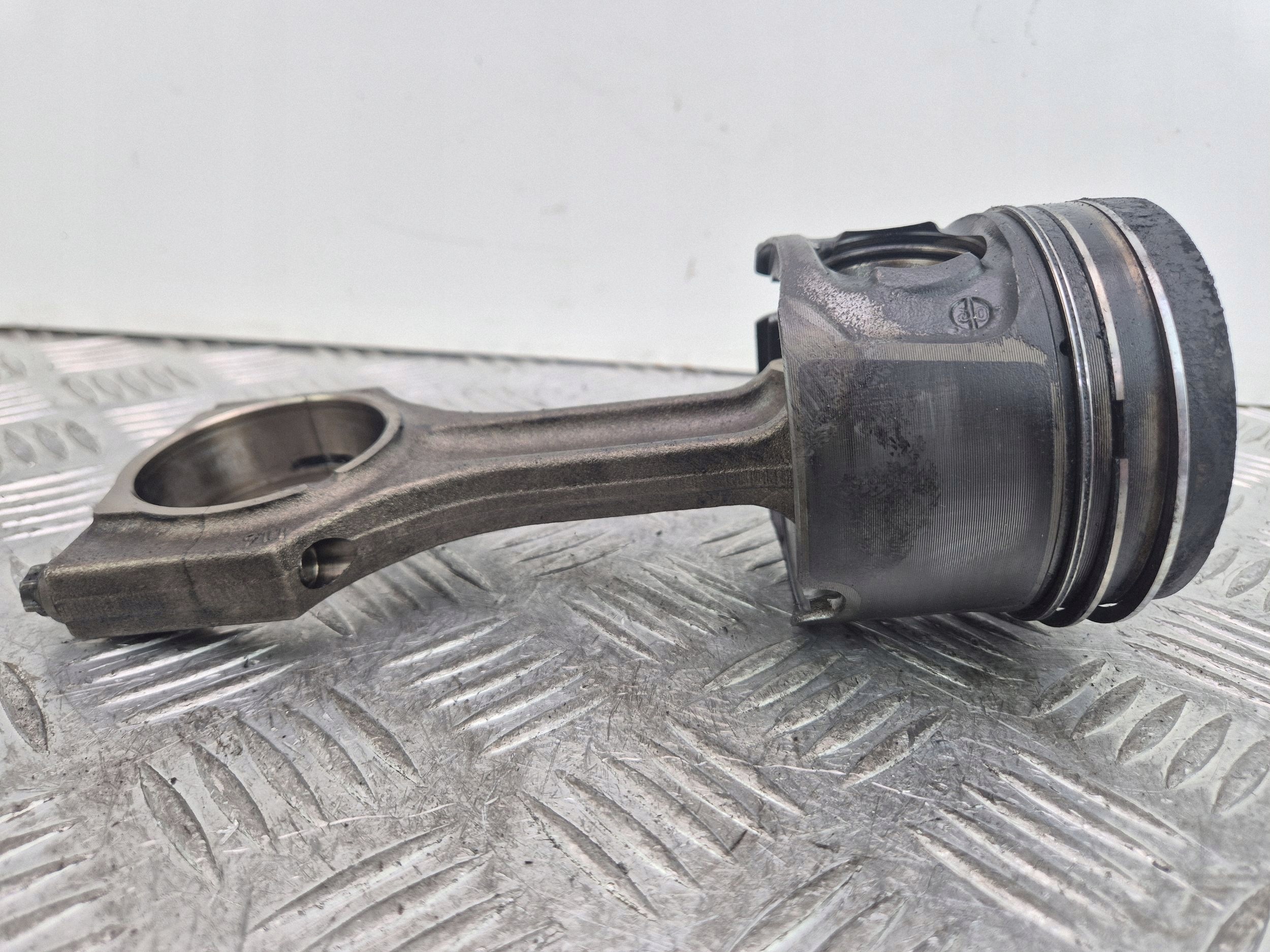 piston avec bielle BMW 3 E90 E91 318d N47D20A 0840BB
