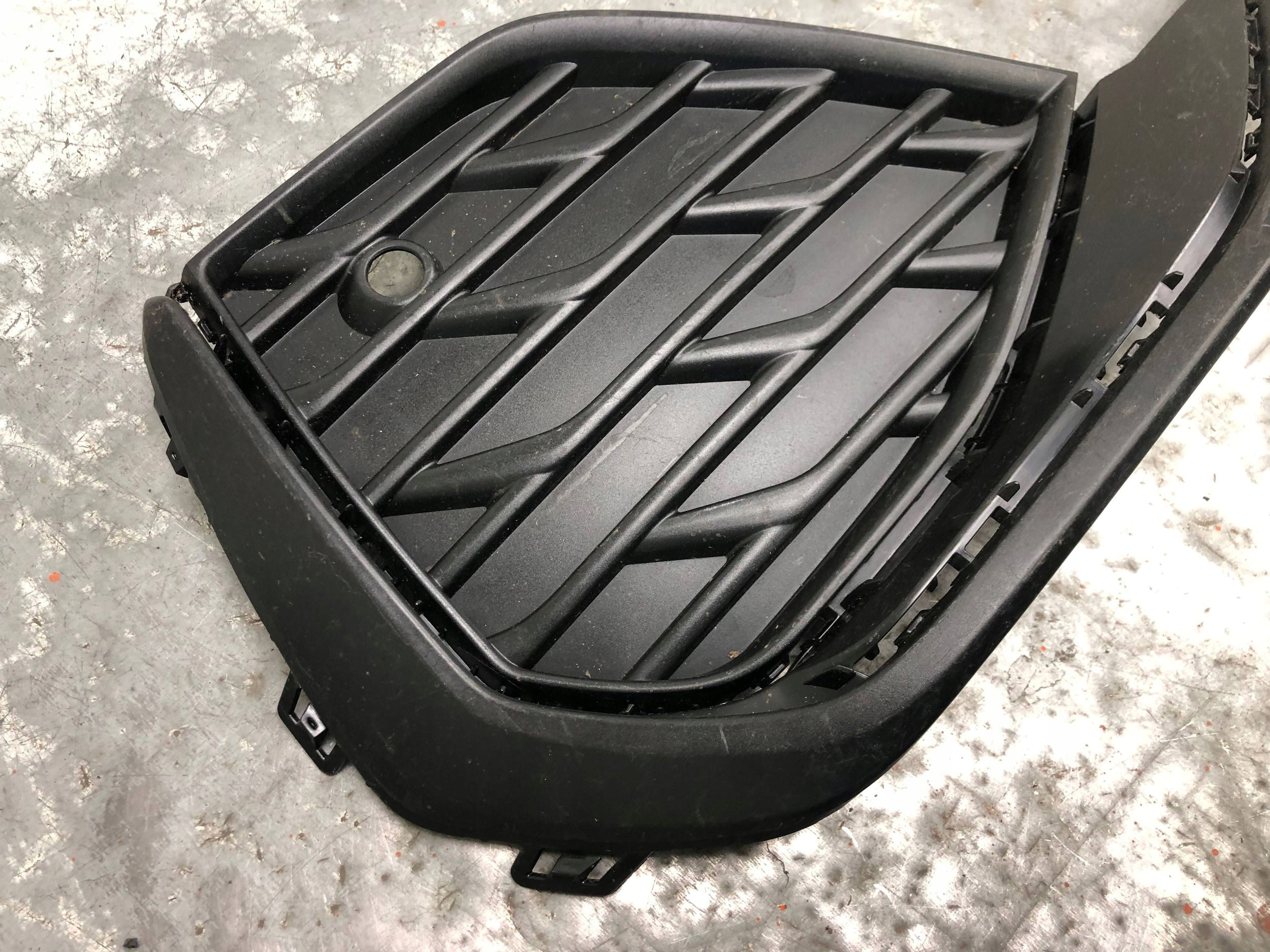 grid of a bumper right front S-LINE AUDI A3 8Y LIFT 8Y0807682H