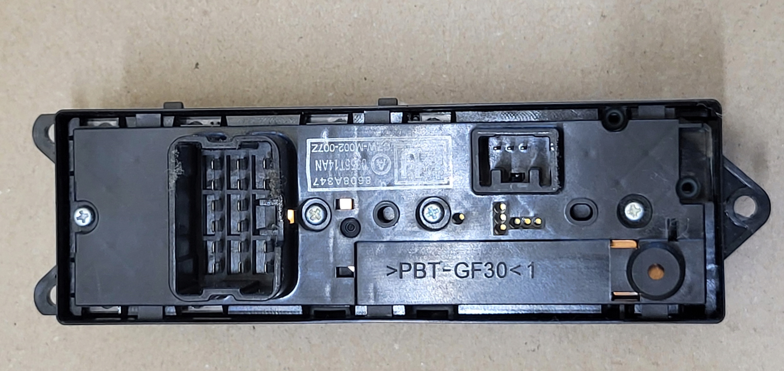 PANEL Commandes Vitre Gauche Avant MITSUBISHI OUTLANDER III OE EU 8608A347