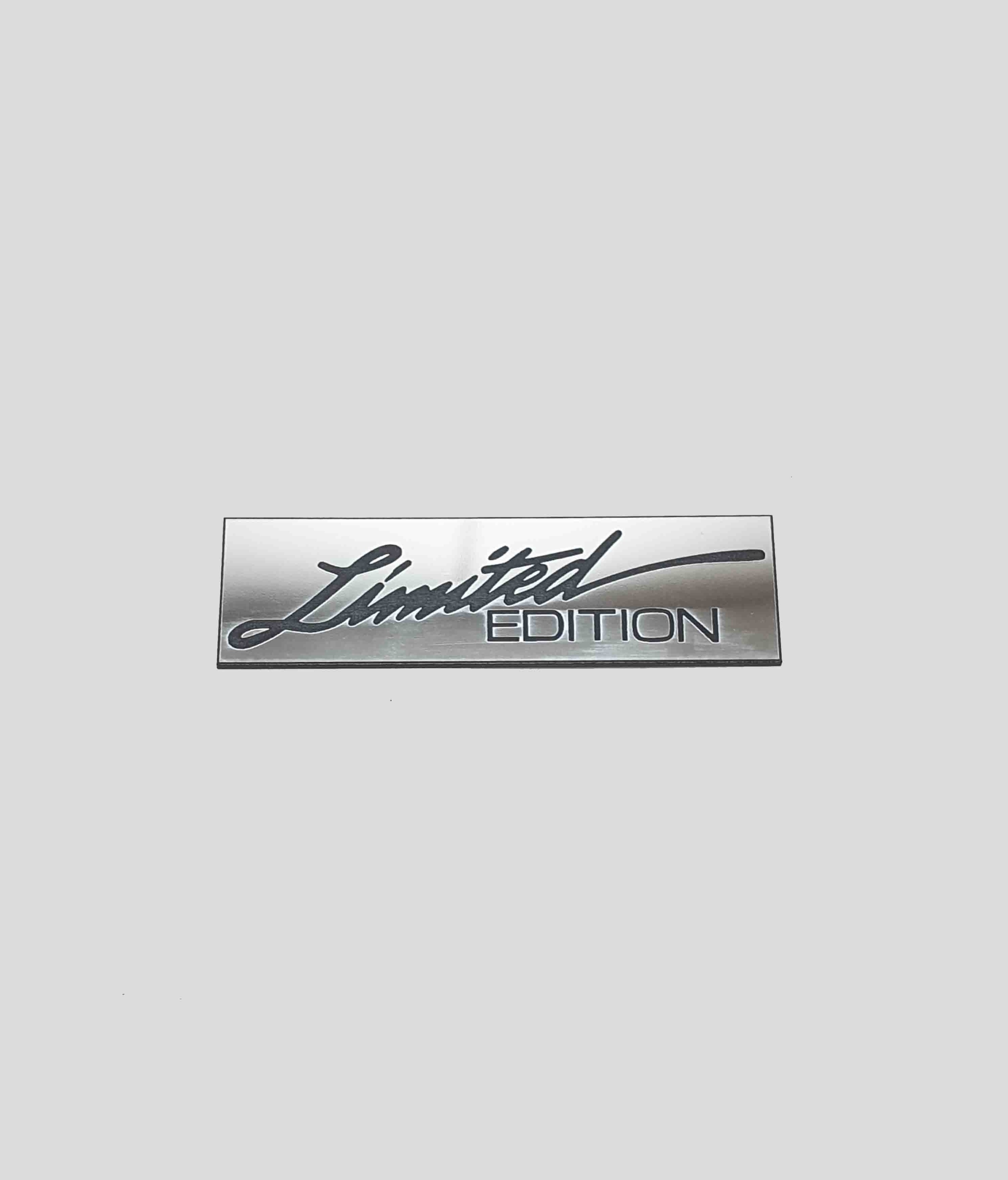 

Limited Edition emblemat 70x20 mm Srebrna Połysk