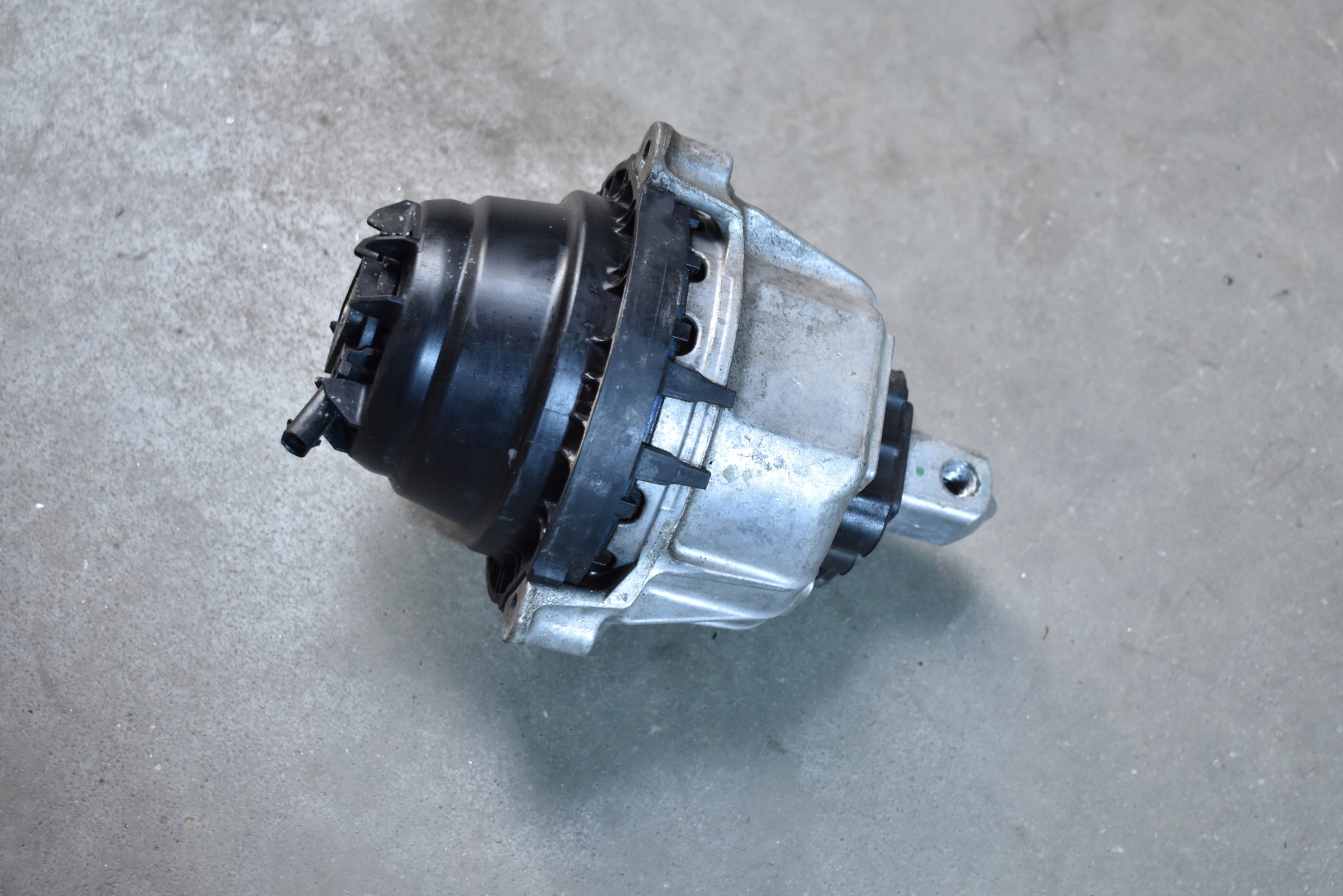 IDEALNA engine mount left BMW G70 G60 1