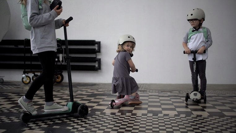 SCOOTANDRIDE Highwaykick 5 LED Hulajnoga trójkołowa balansowa 5+ Ash Hamulec tak