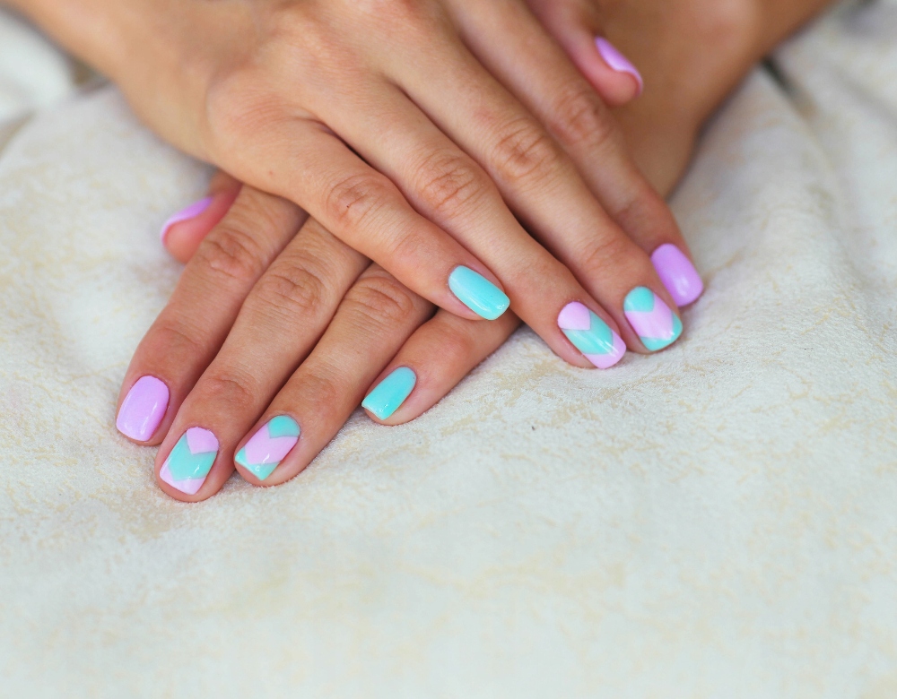 CLARESA PASTEL GLAM 4 LAKIER HYBRYDOWY JASNY FIOLET LIPGLOSSNAIL PERŁOWA Produkt nie zawiera formaldehydu