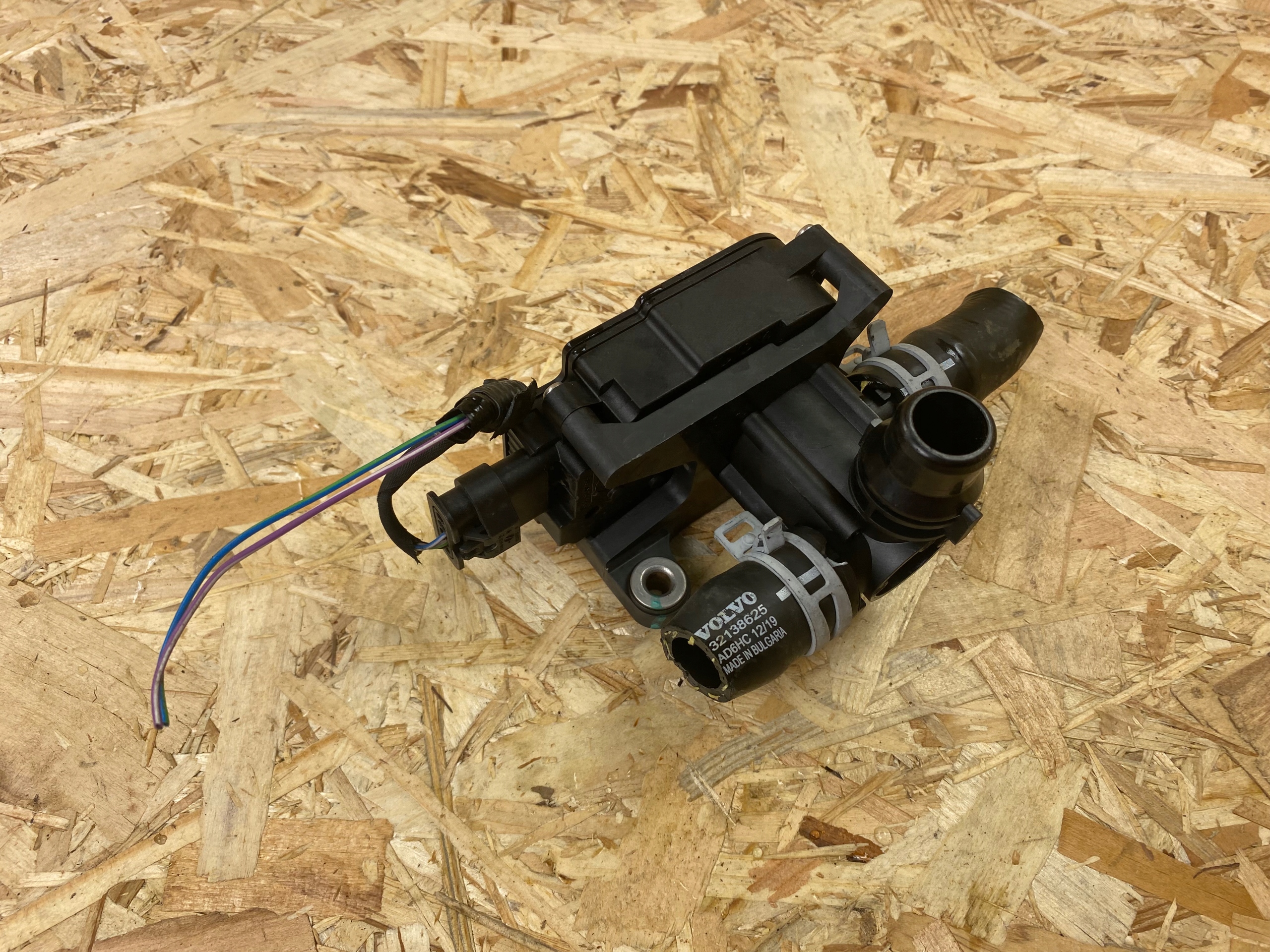 ДОПОЛНИТЕЛЬНЫЙ ВОДЯНОЙ НАСОС VOLVO XC60 II 32317024 2017-