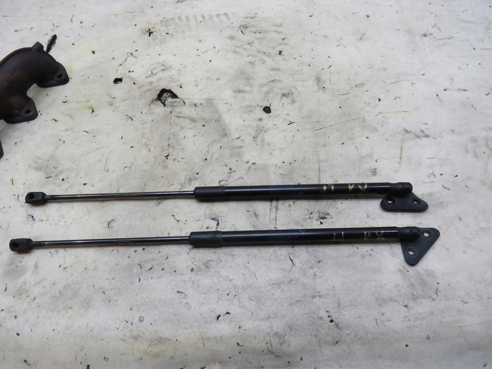 SIŁOWNIK KLAPY BAGAŻNIKA BMW X1 E84