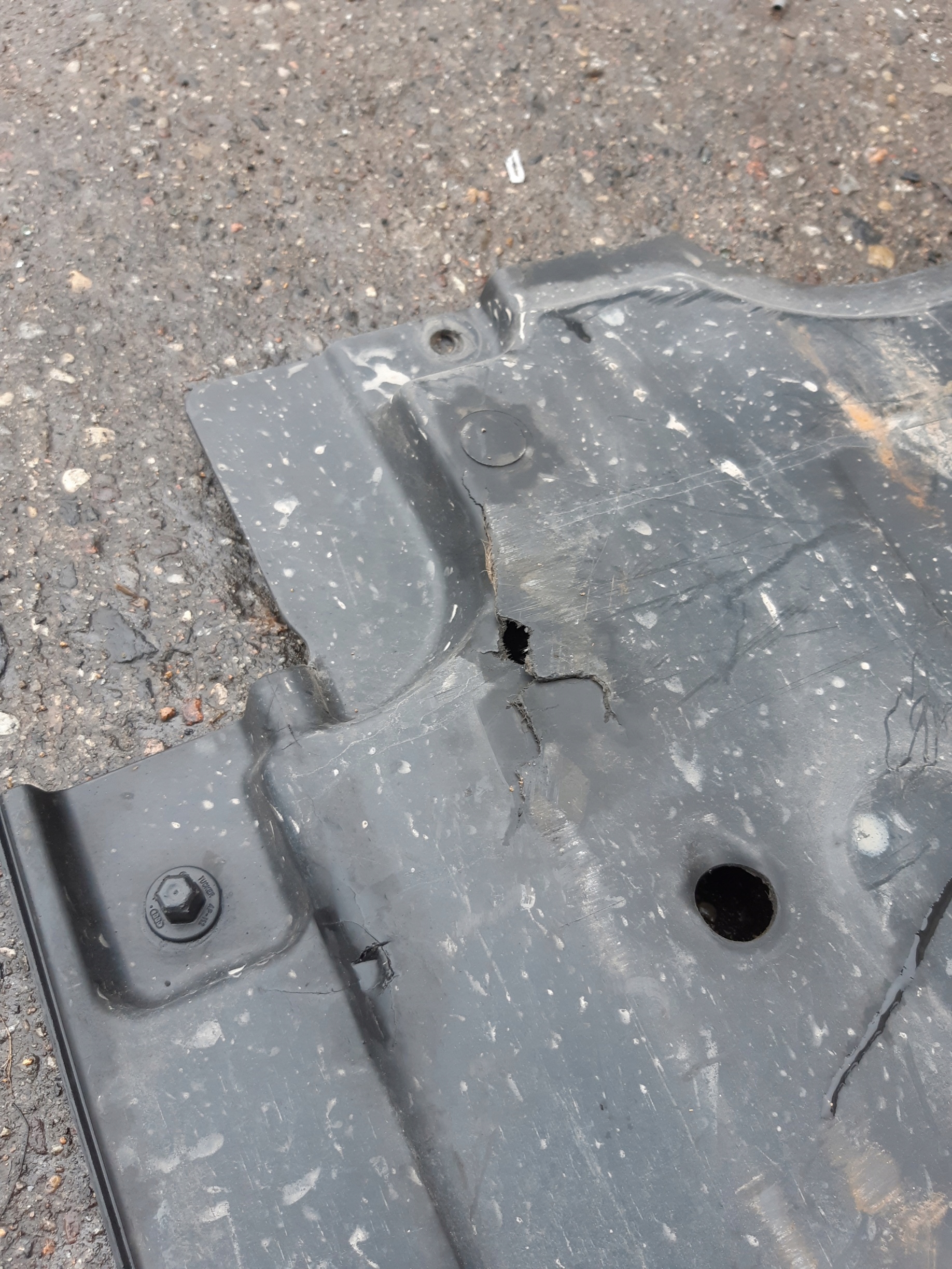 AUDI A6 C6 Blende Abdeckung abdeckung des Bodens Unterfahrschutz links 4F0825207C